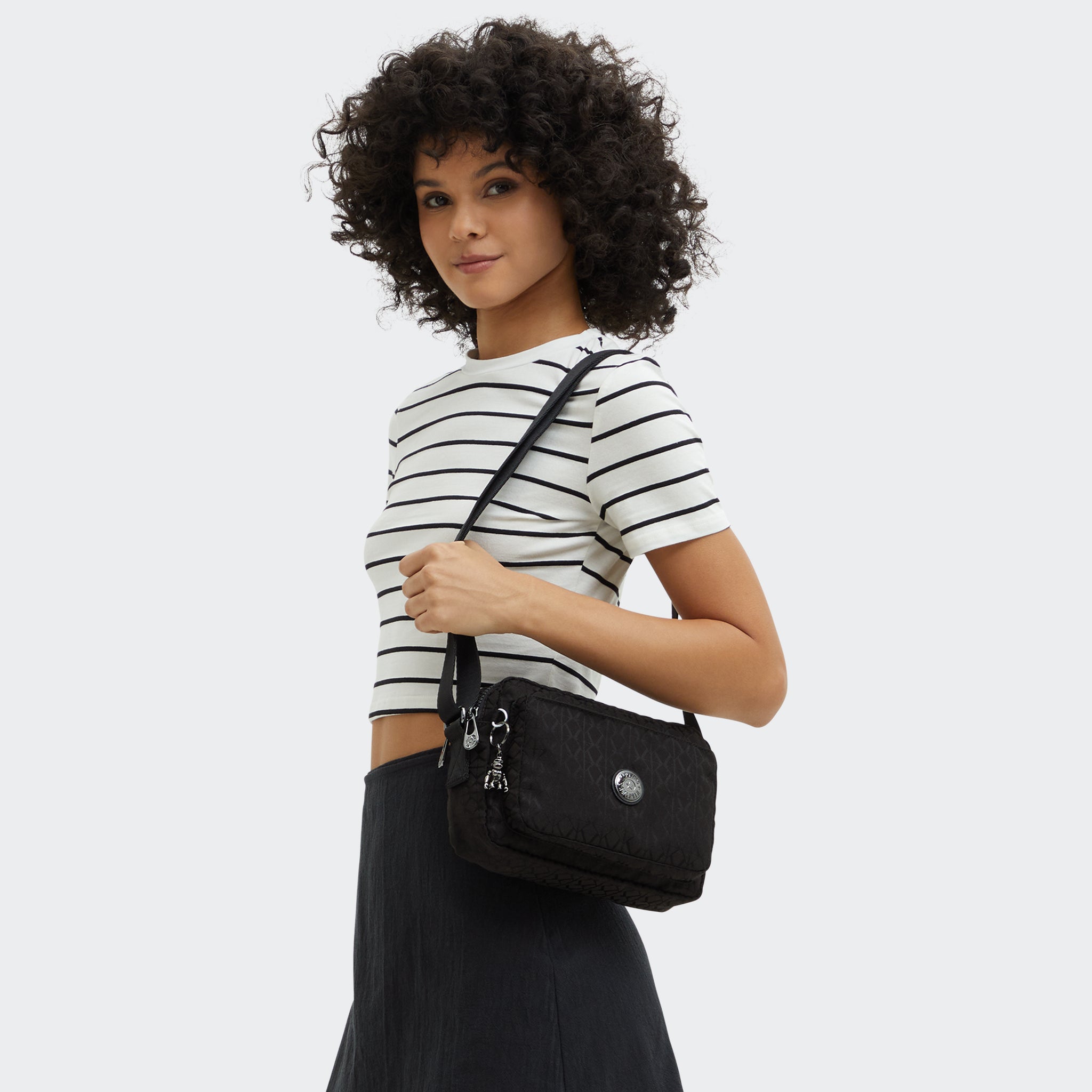 حقيبة كتف متوسطة الحجم من كيبلينج أبانو إم سوداء اللون I6575-Y12