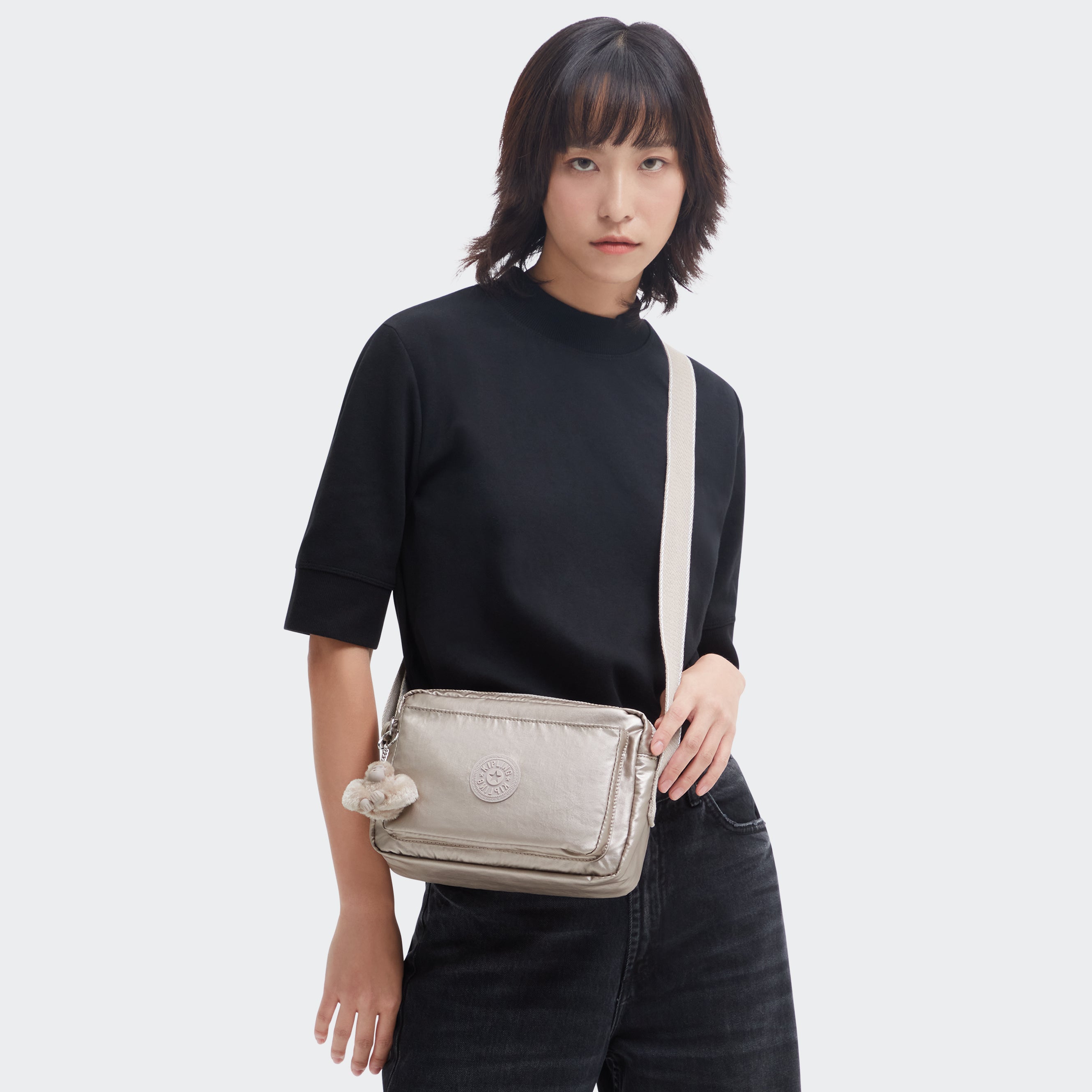 حقيبة كتف متوسطة الحجم من كيبلينج أبانو إم ميتاليك جلو C2I6831-48I