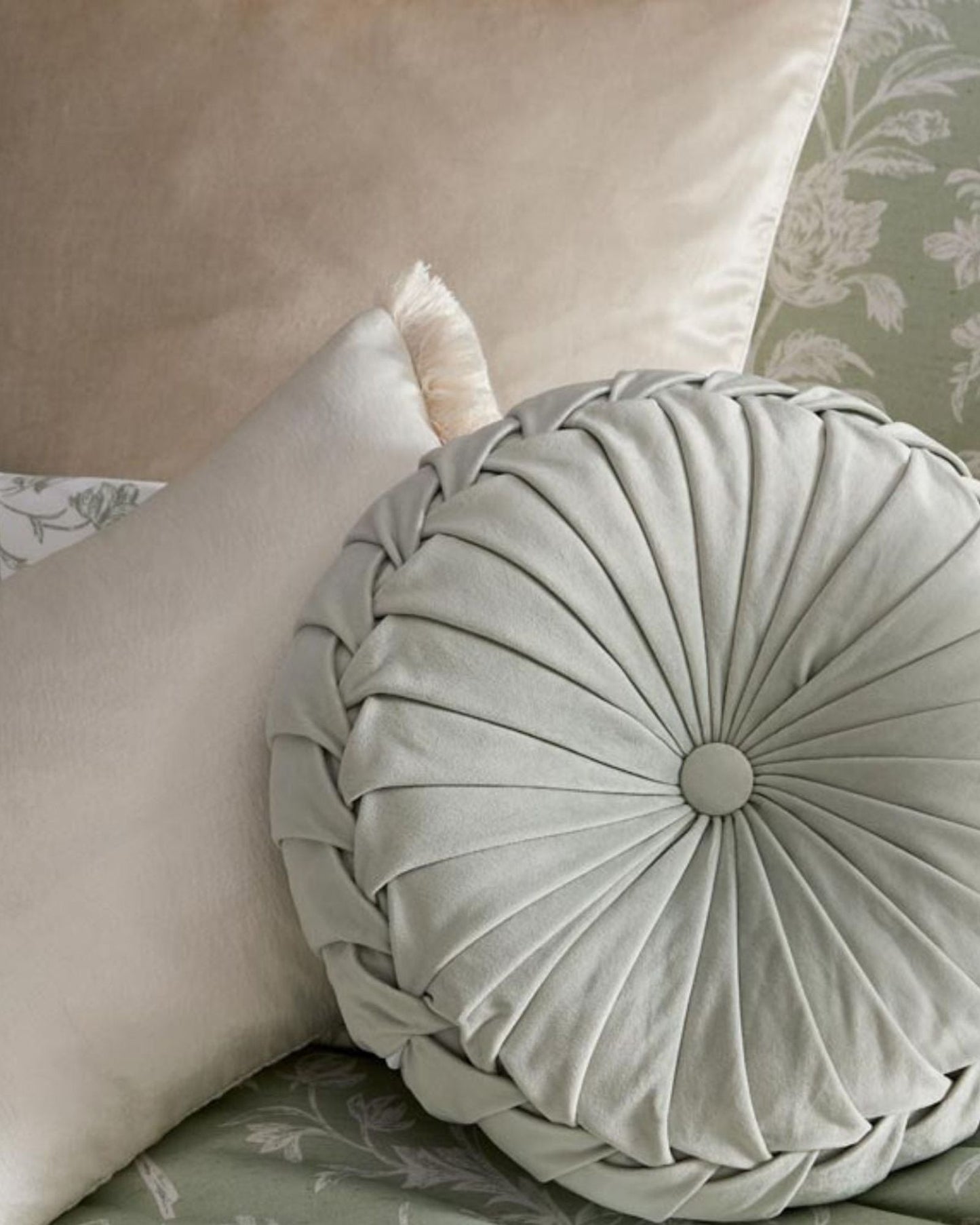 طقم غطاء لحاف "لويد" من لورا آشلي باللون الرمادي الفاتح