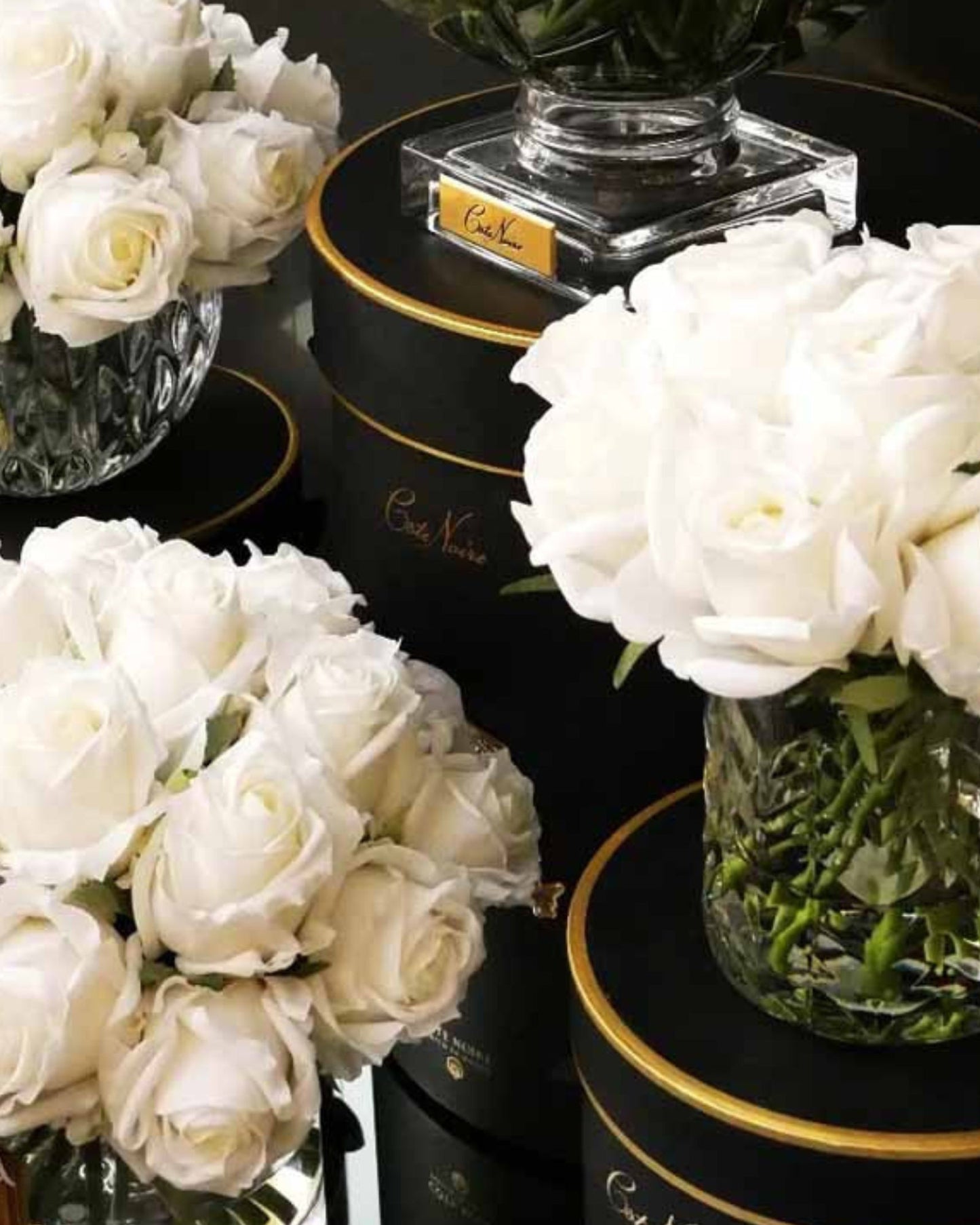 باقة براعم الورد الرائعة في مزهرية زجاجية مع ٢١ زهرة حريرية اصطناعية