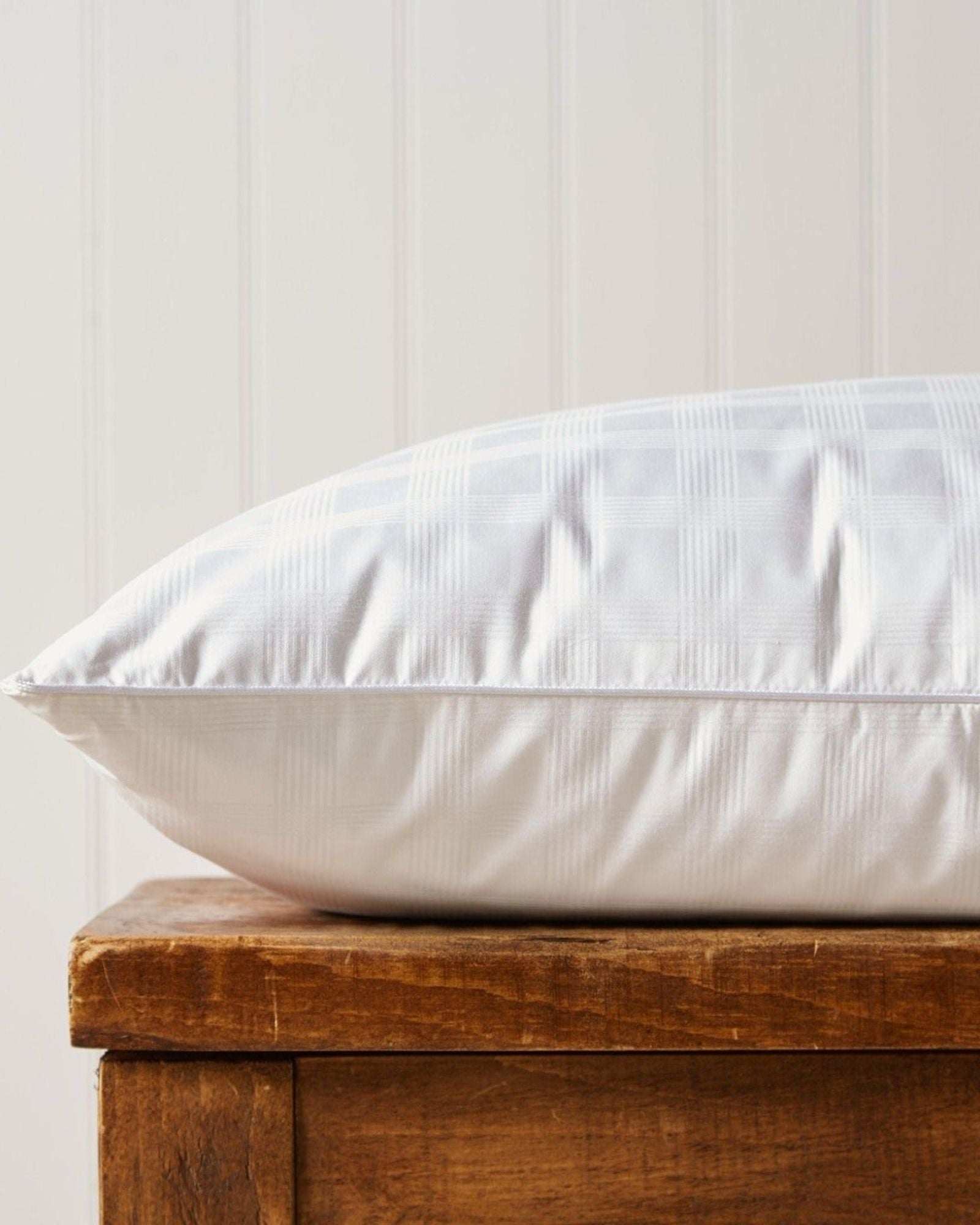 وسادة كريستي المحشوة بريش الإوز الدنماركي المجري، ناعمة إلى متوسطة الحجم - 50×90 سم