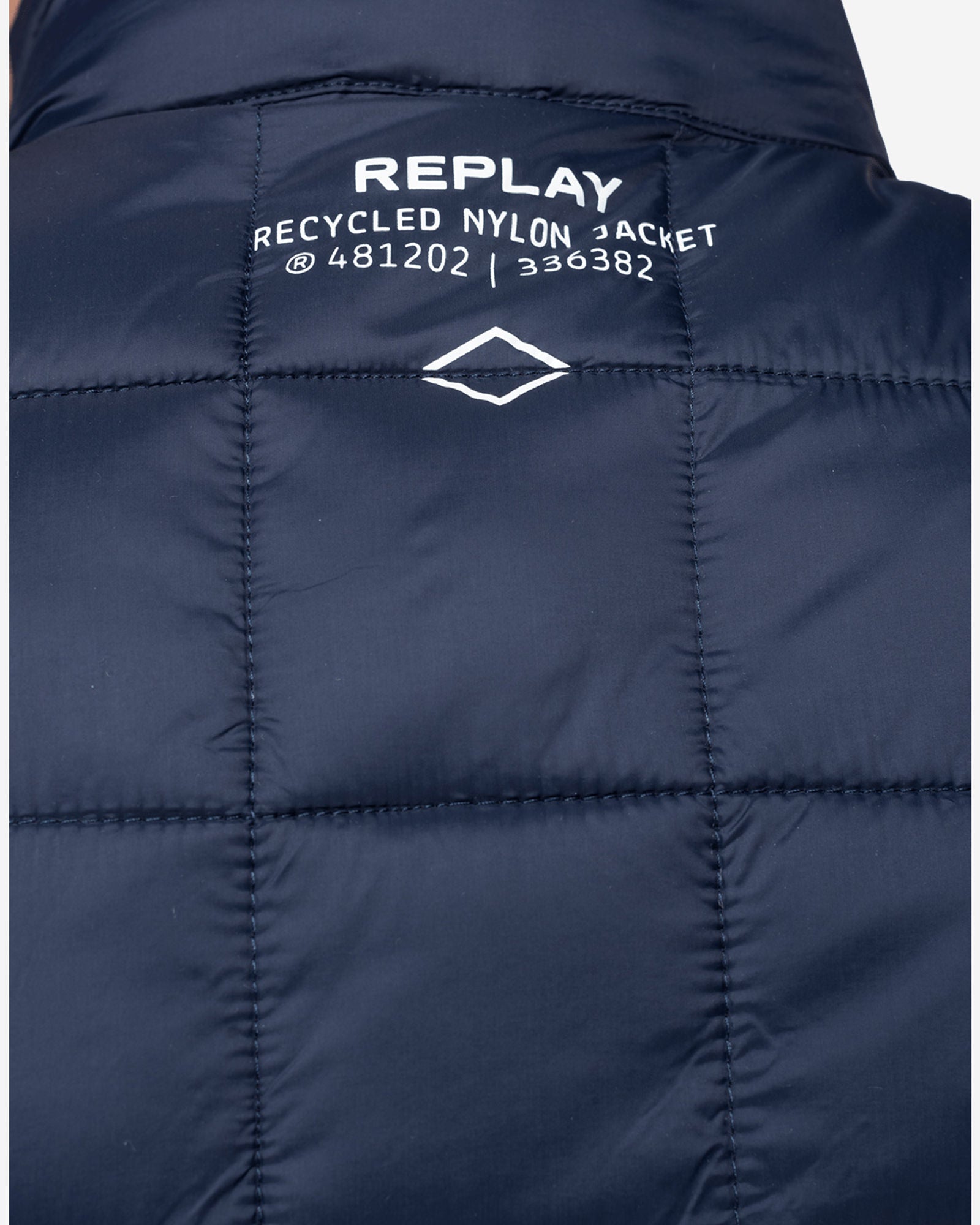 سترة نايلون معاد تدويرها