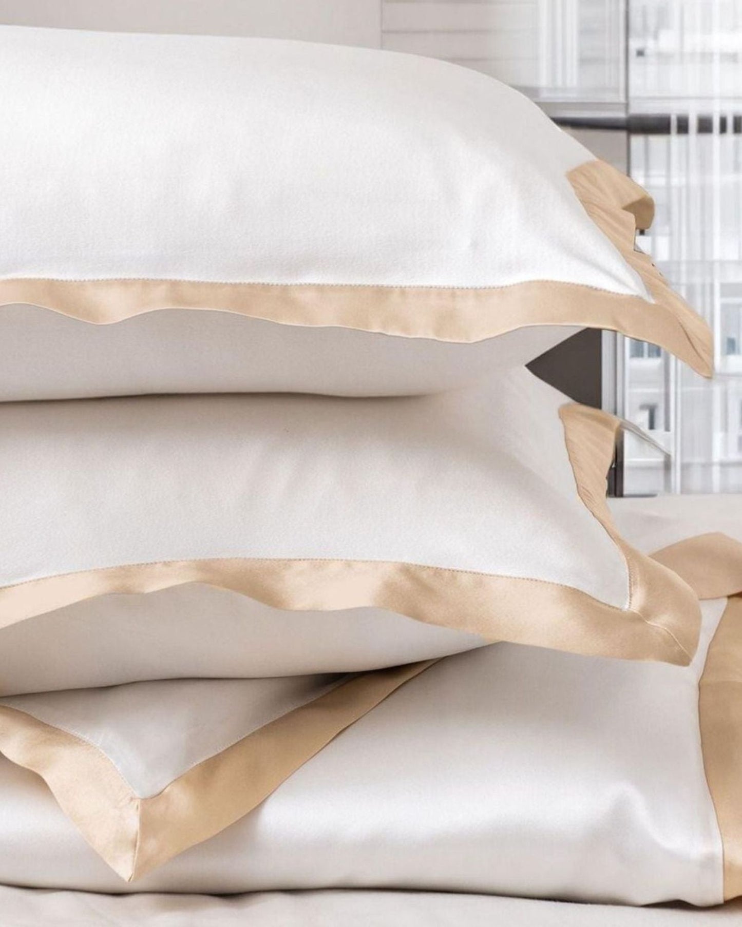 ملاءة سرير "حرير التوت" من مايفيرسيلك باللون الأبيض مع حافة بلون الشمبانيا