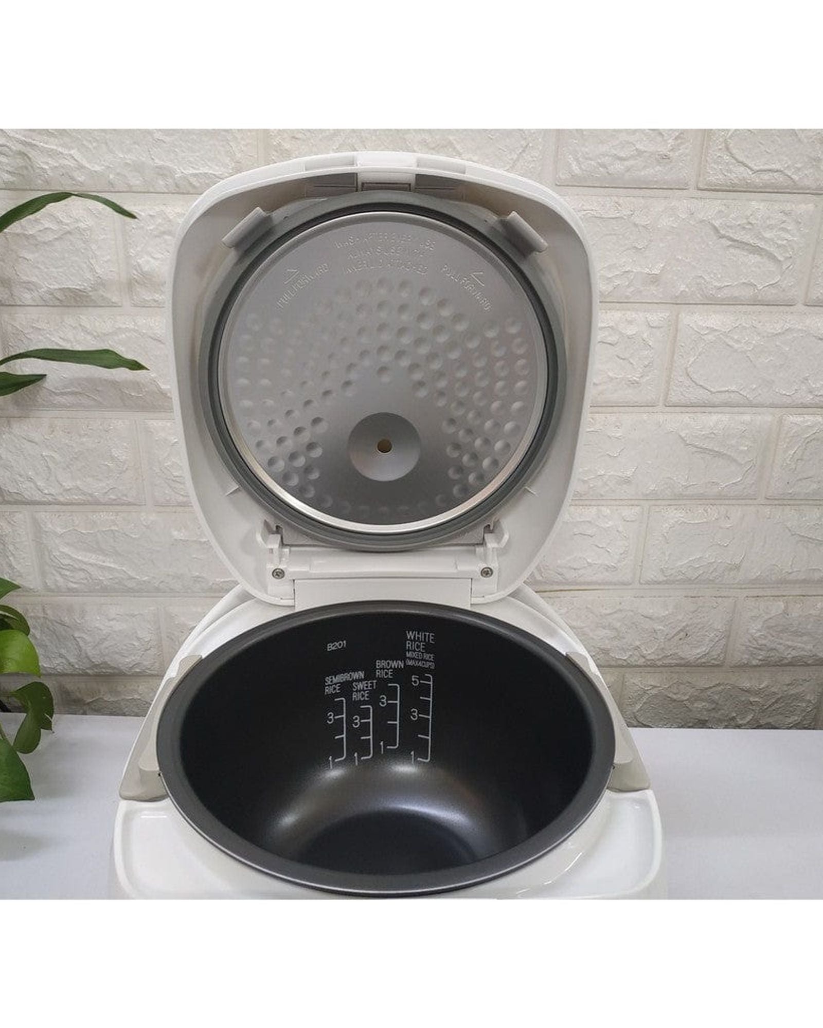 جهاز طهي الأرز الإلكتروني من زوجيروشي، سعة 1.0 لتر - أبيض فاخر