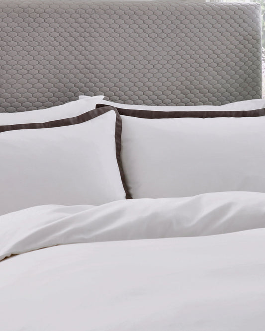 طقم غطاء لحاف "أولينا" من Bedeck of Belfast باللونين الرمادي والأبيض