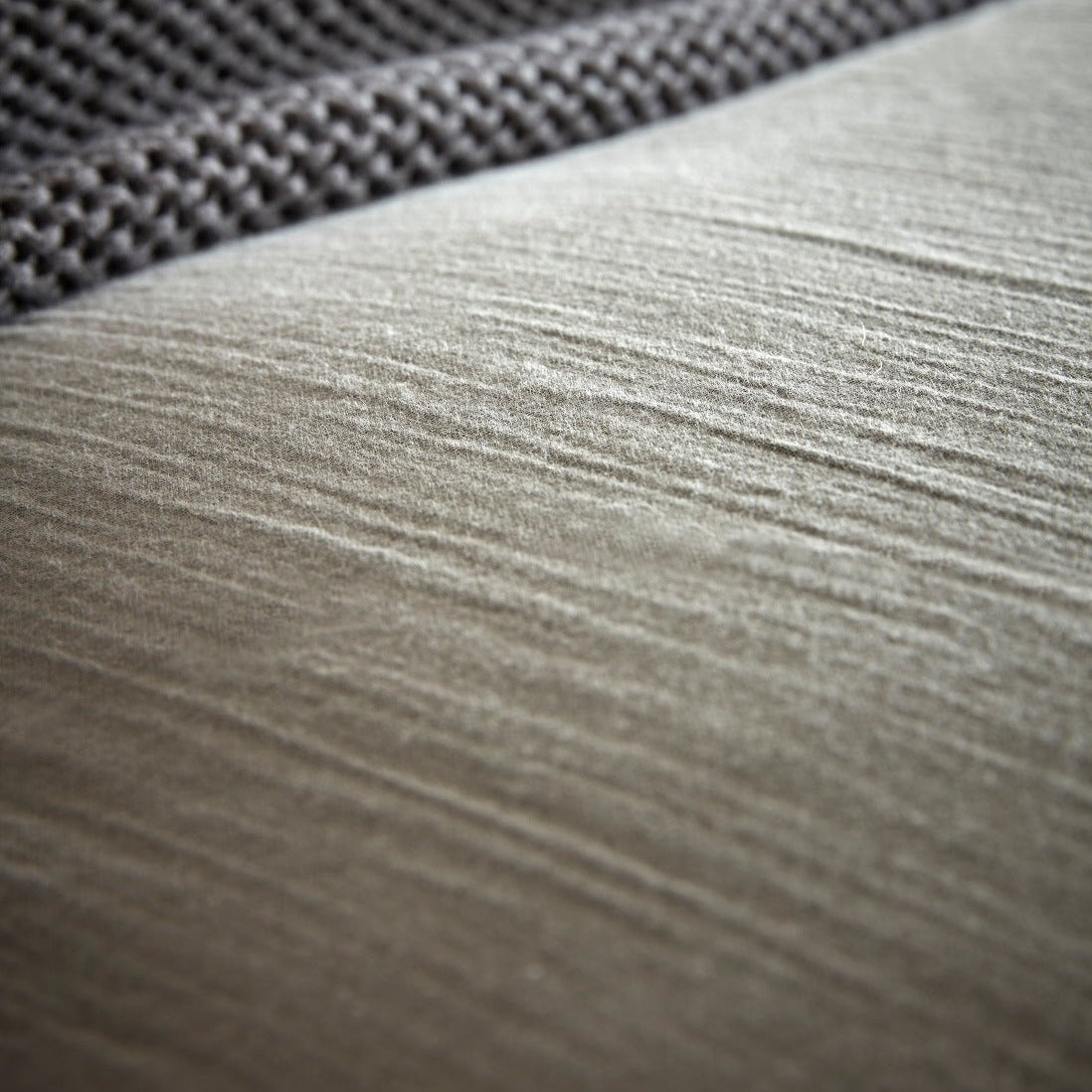 ملاءات وأغطية لحاف "ريتريت" من كريستي، قطن عضوي، مصبوغة بلون رمادي