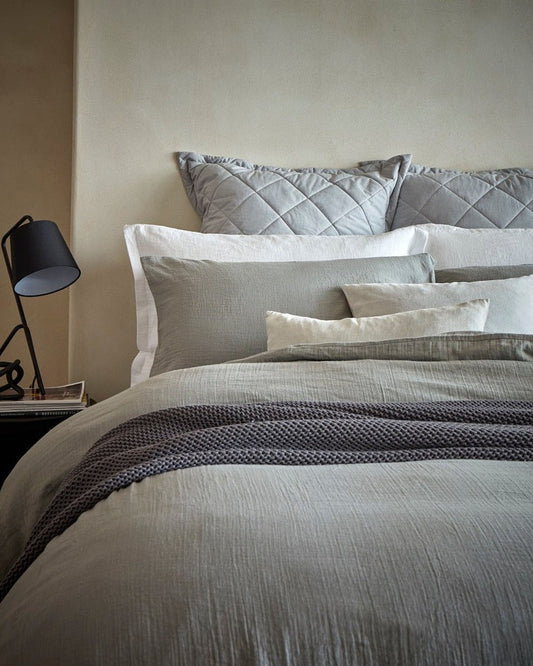 ملاءات وأغطية لحاف "ريتريت" من كريستي، قطن عضوي، مصبوغة بلون رمادي