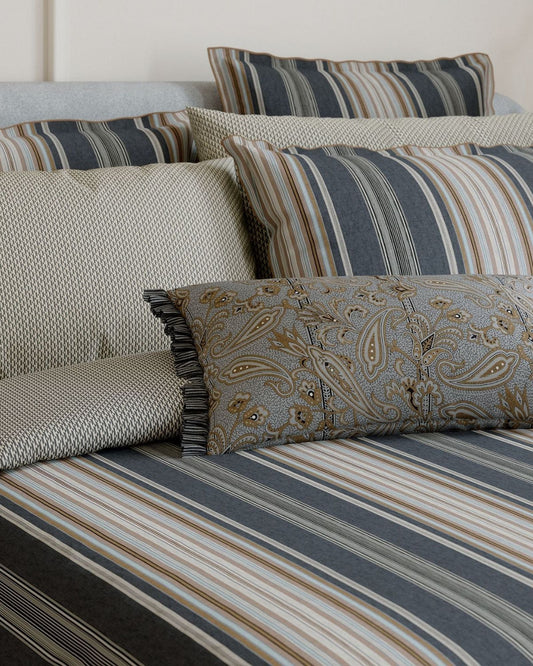 غطاء لحاف "أوسكار" من Bedeck of Belfast وغطاء وسادة أكسفورد باللونين الفحمي والبني الفاتح