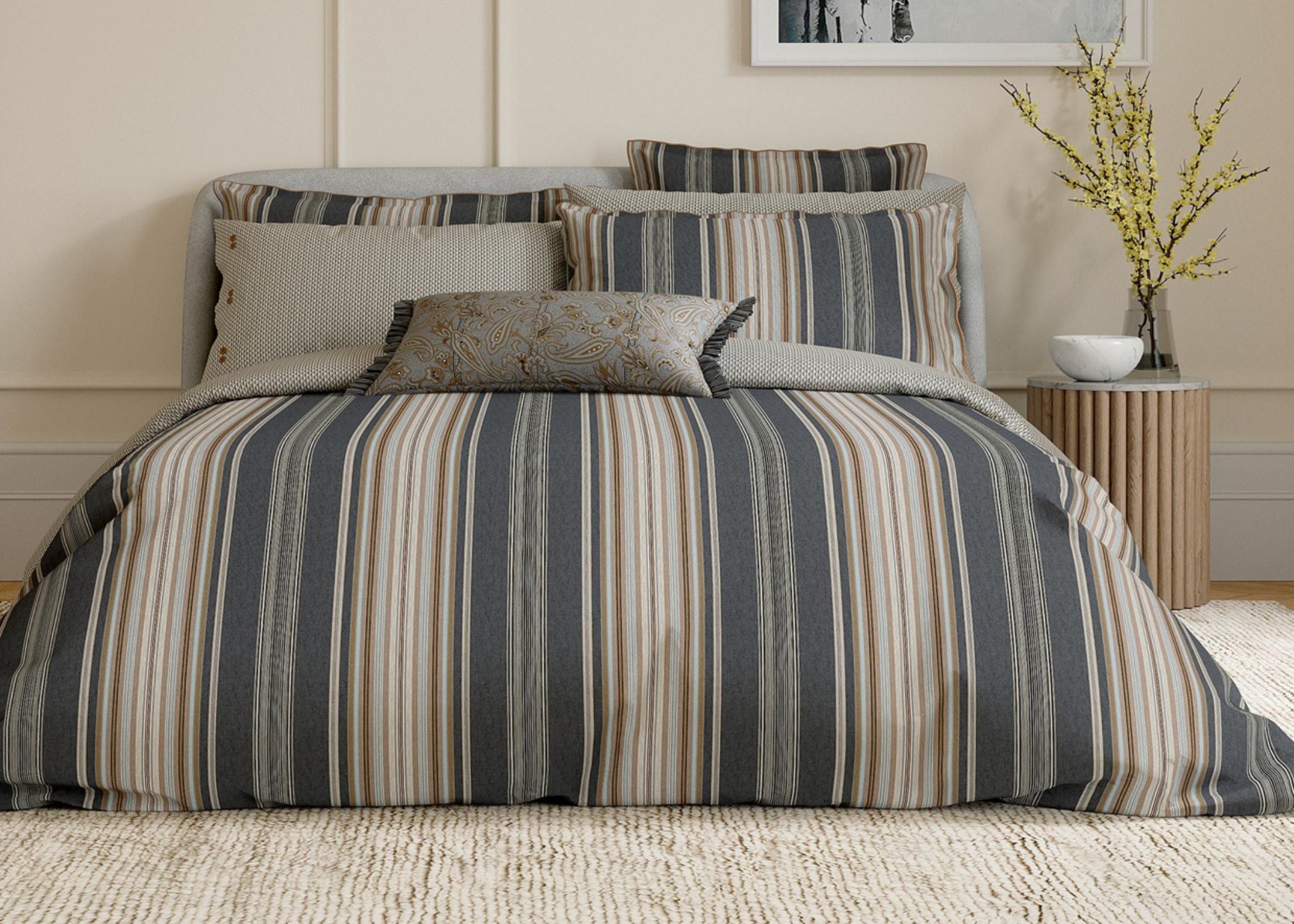 غطاء لحاف "أوسكار" من Bedeck of Belfast وغطاء وسادة أكسفورد باللونين الفحمي والبني الفاتح