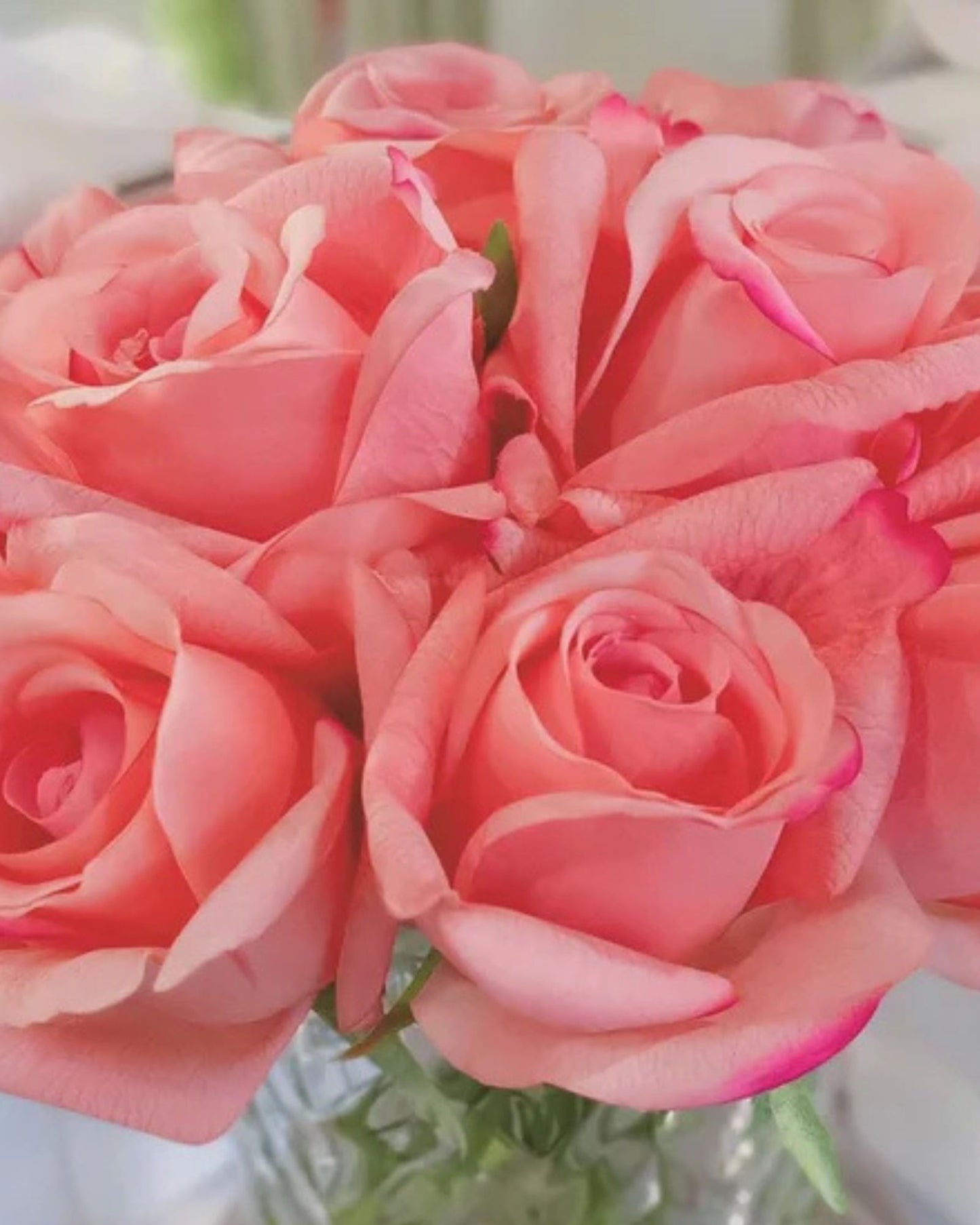 باقة "براعم الورد" في مزهرية زجاجية مع زهور حريرية اصطناعية