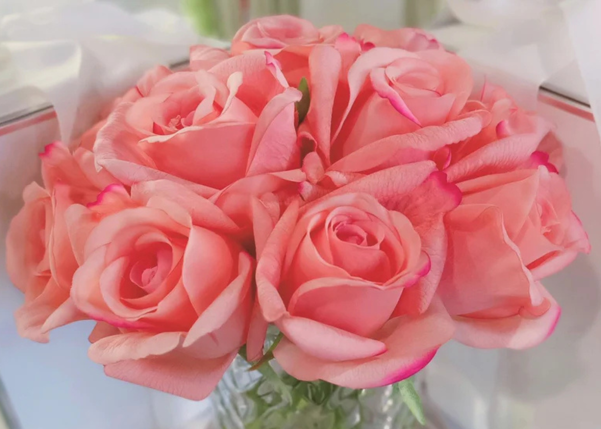 باقة "براعم الورد" في مزهرية زجاجية مع زهور حريرية اصطناعية