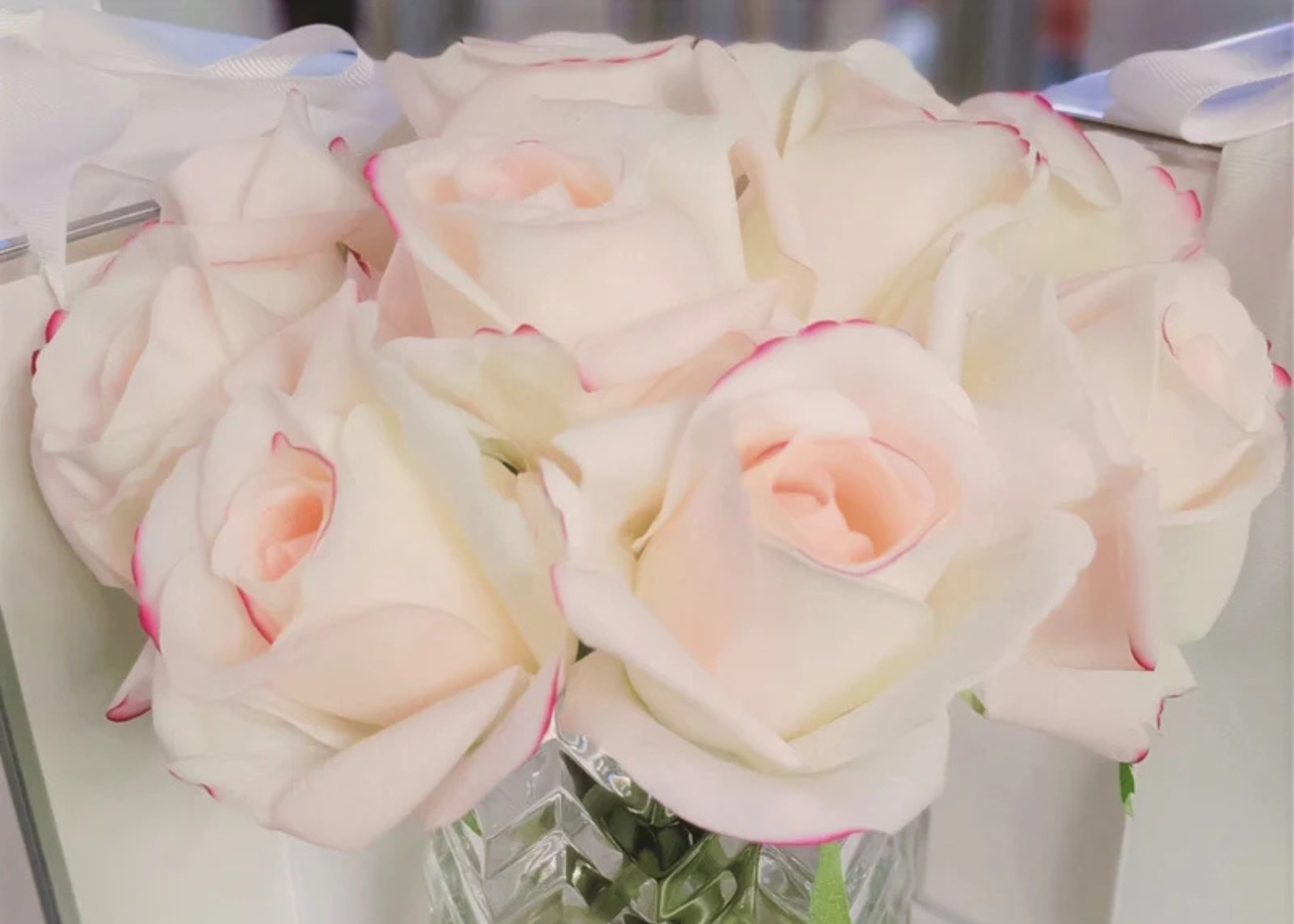 باقة "براعم الورد" في مزهرية زجاجية مع زهور حريرية اصطناعية