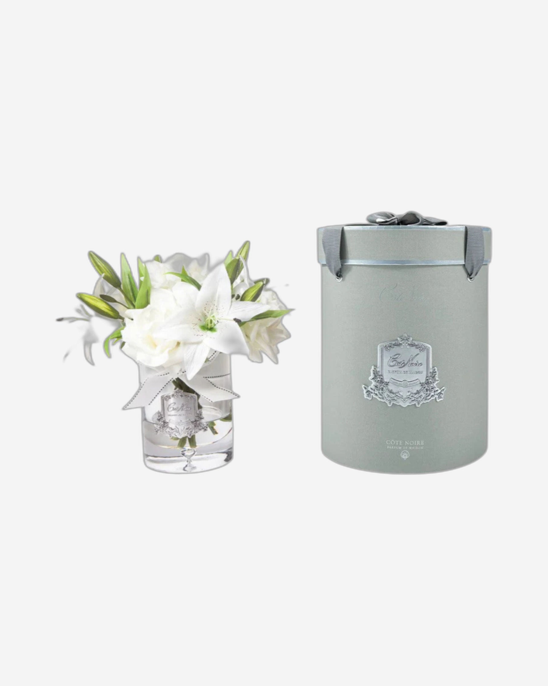 باقة ورد وزنبق في مزهرية زجاجية مع زهور حريرية صناعية - أبيض عاجي