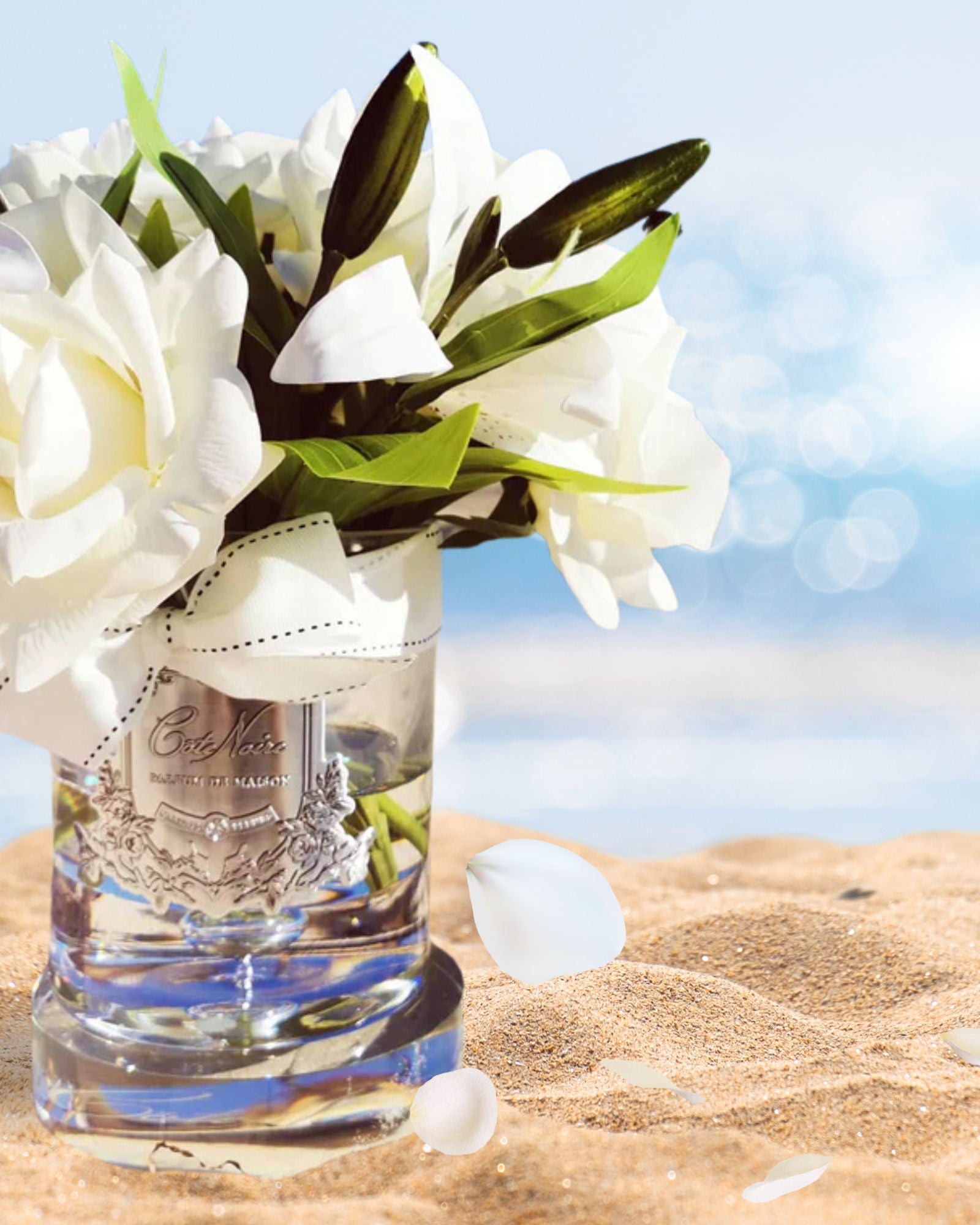 باقة ورد وزنبق في مزهرية زجاجية مع زهور حريرية صناعية - أبيض عاجي