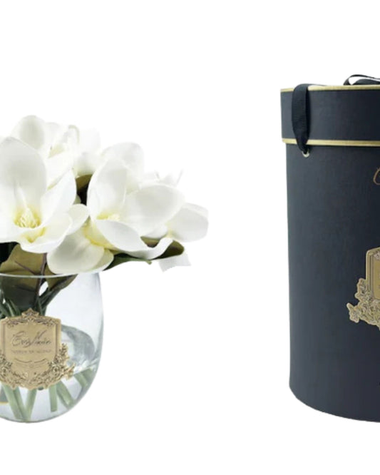 باقة ماغنوليا مستديرة في مزهرية زجاجية مع زهور حريرية اصطناعية