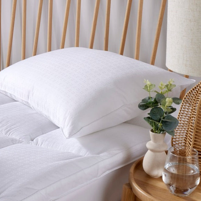 وسادة كريستي "ساتين تاتش" المحشوة المضادة للحساسية - ناعمة إلى متوسطة