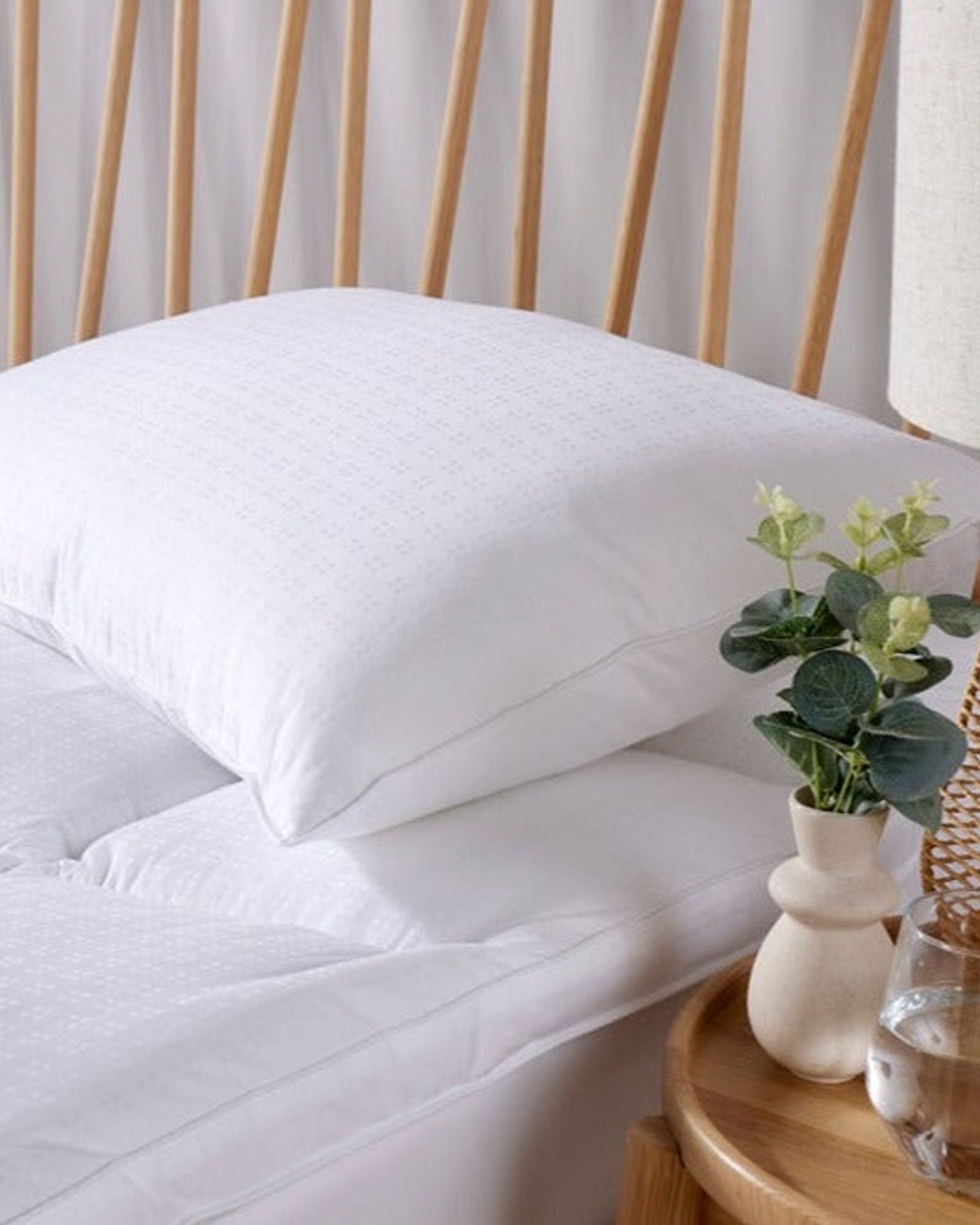 وسادة كريستي "ساتين تاتش" المحشوة المضادة للحساسية - متوسطة إلى صلبة