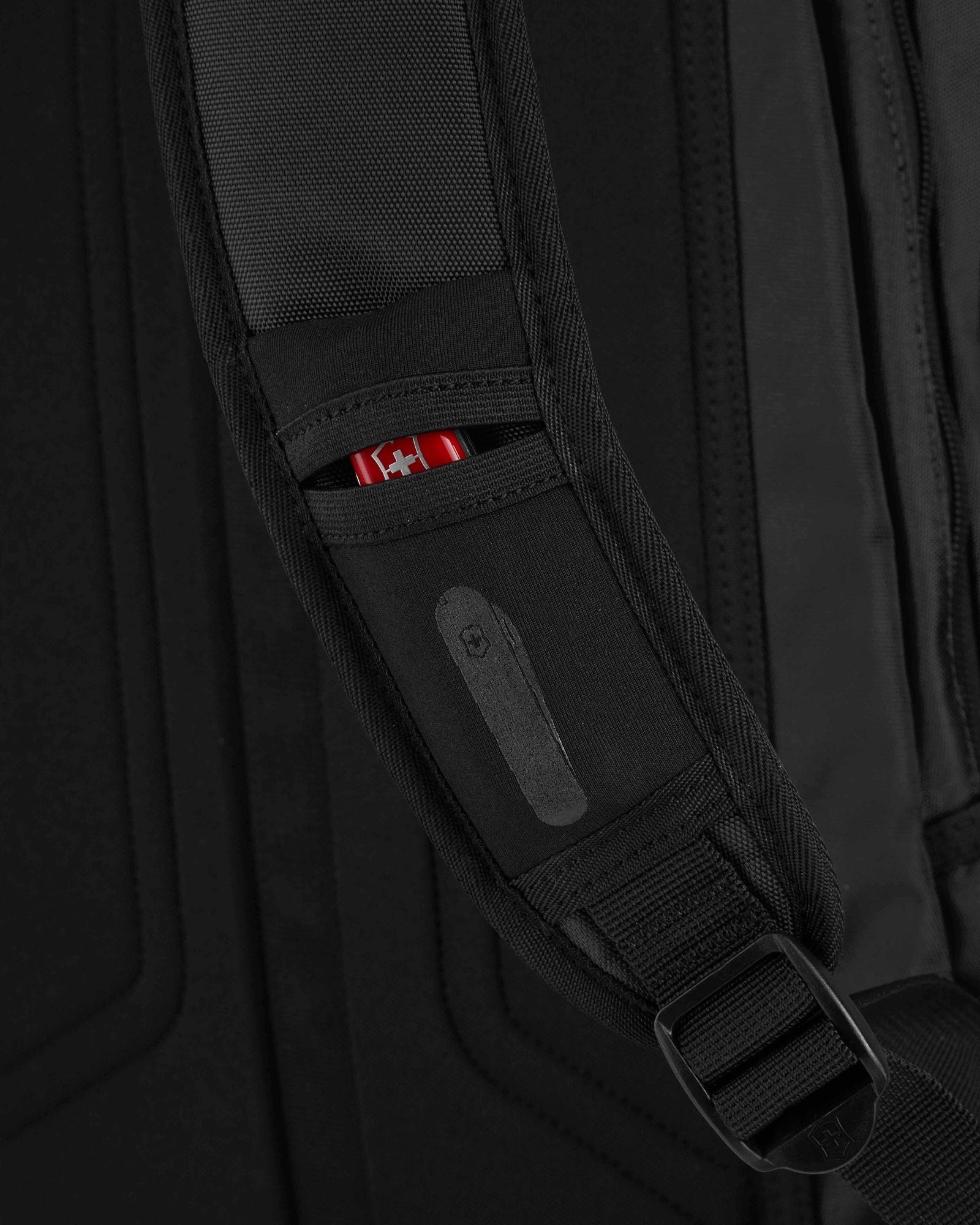 حقيبة ظهر فيكتورينوكس ألمونت الأصلية للكمبيوتر المحمول