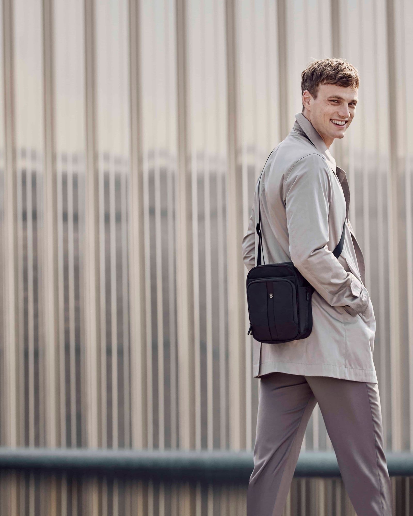 حقيبة كروس بودي فيكتورينوكس فيرتيكال ترافل كومبانيون