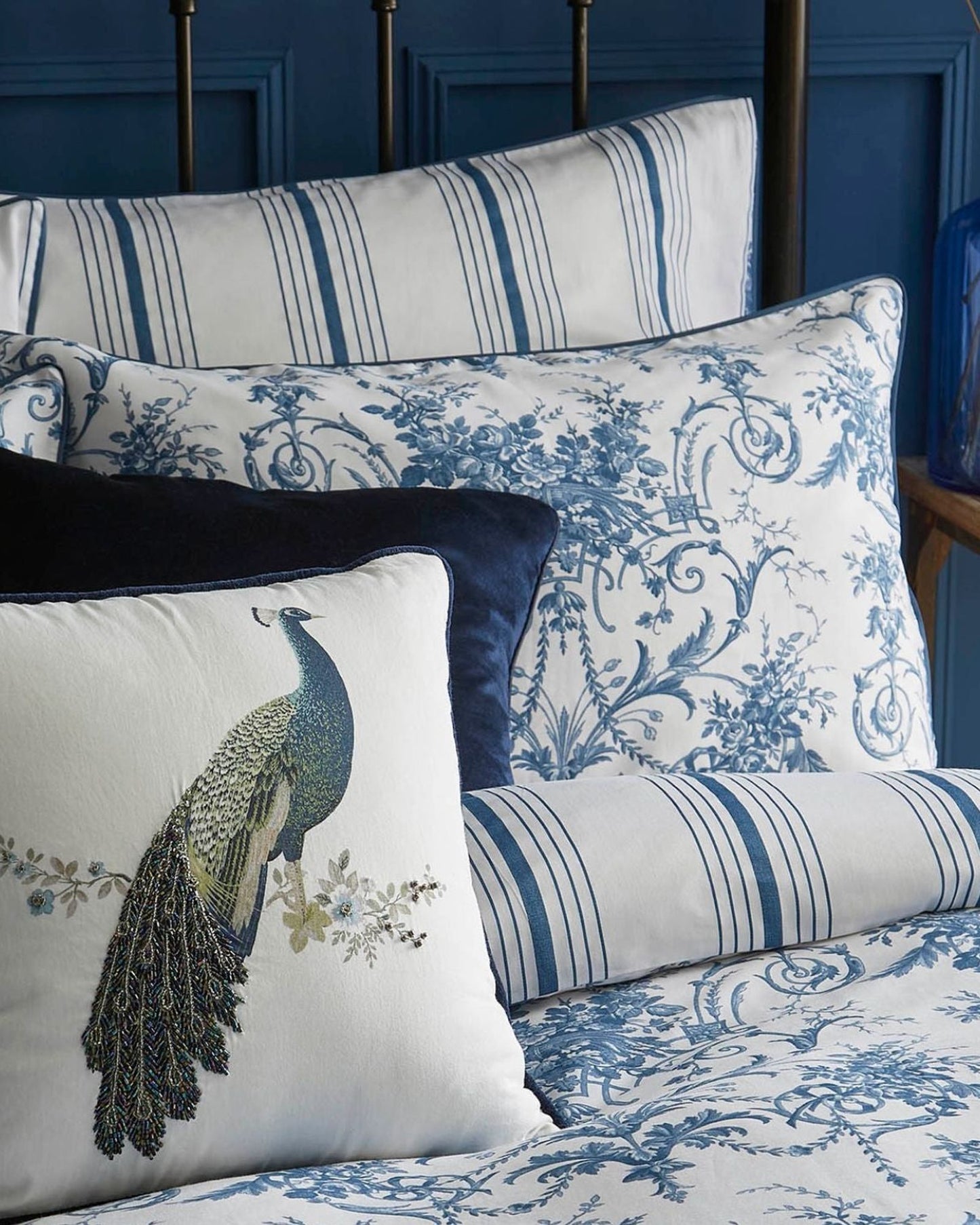 طقم غطاء لحاف "تويلريز" من لورا آشلي، لون منتصف الليل