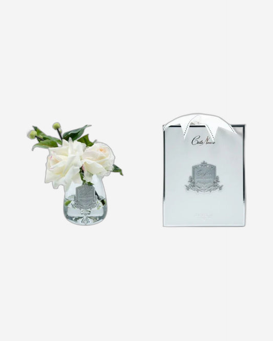 باقة وردة ممزقة في مزهرية زجاجية مع زهور حريرية اصطناعية