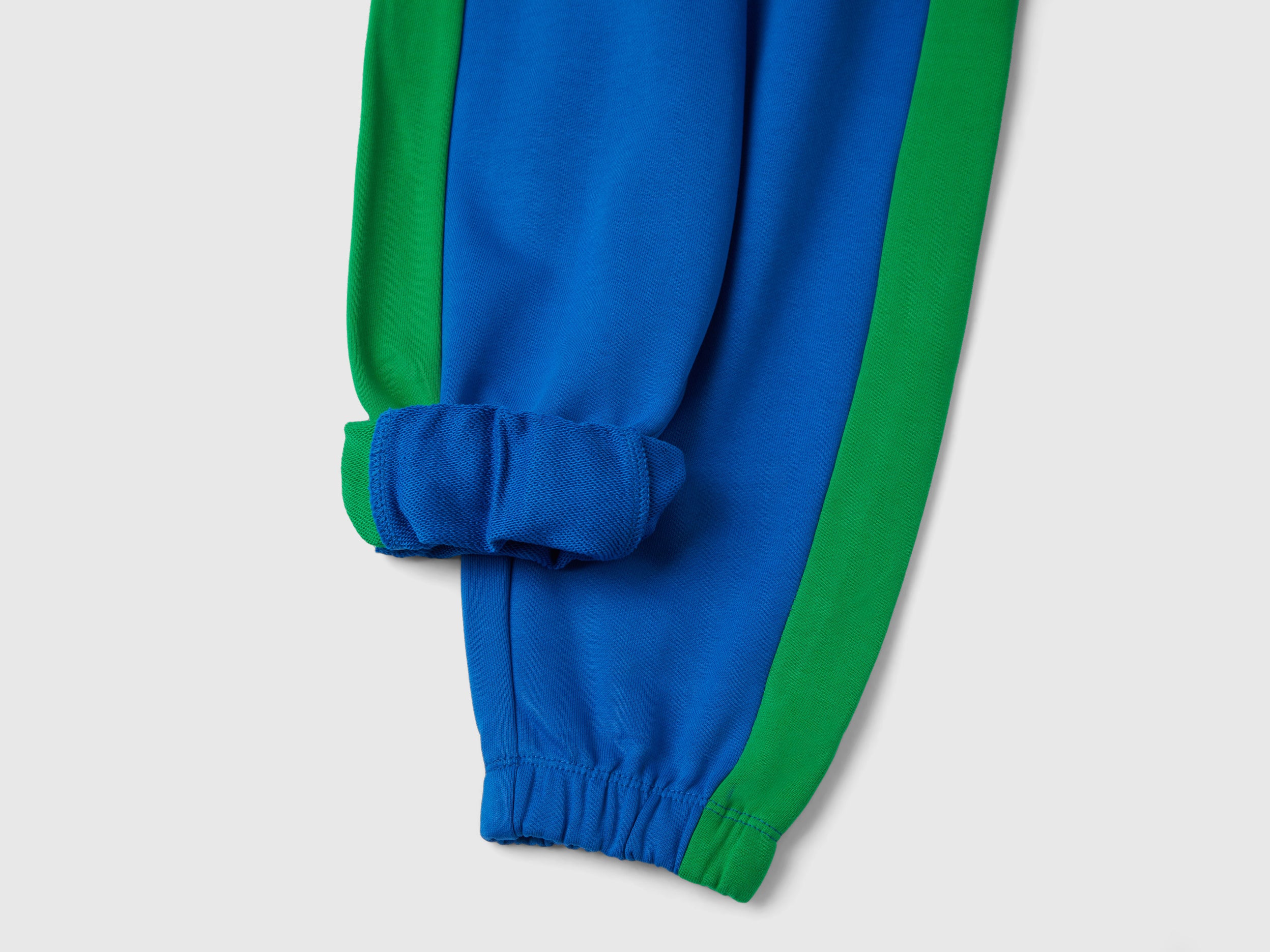 بنطلون رياضي مناسب للبالون مع أشرطة جانبية