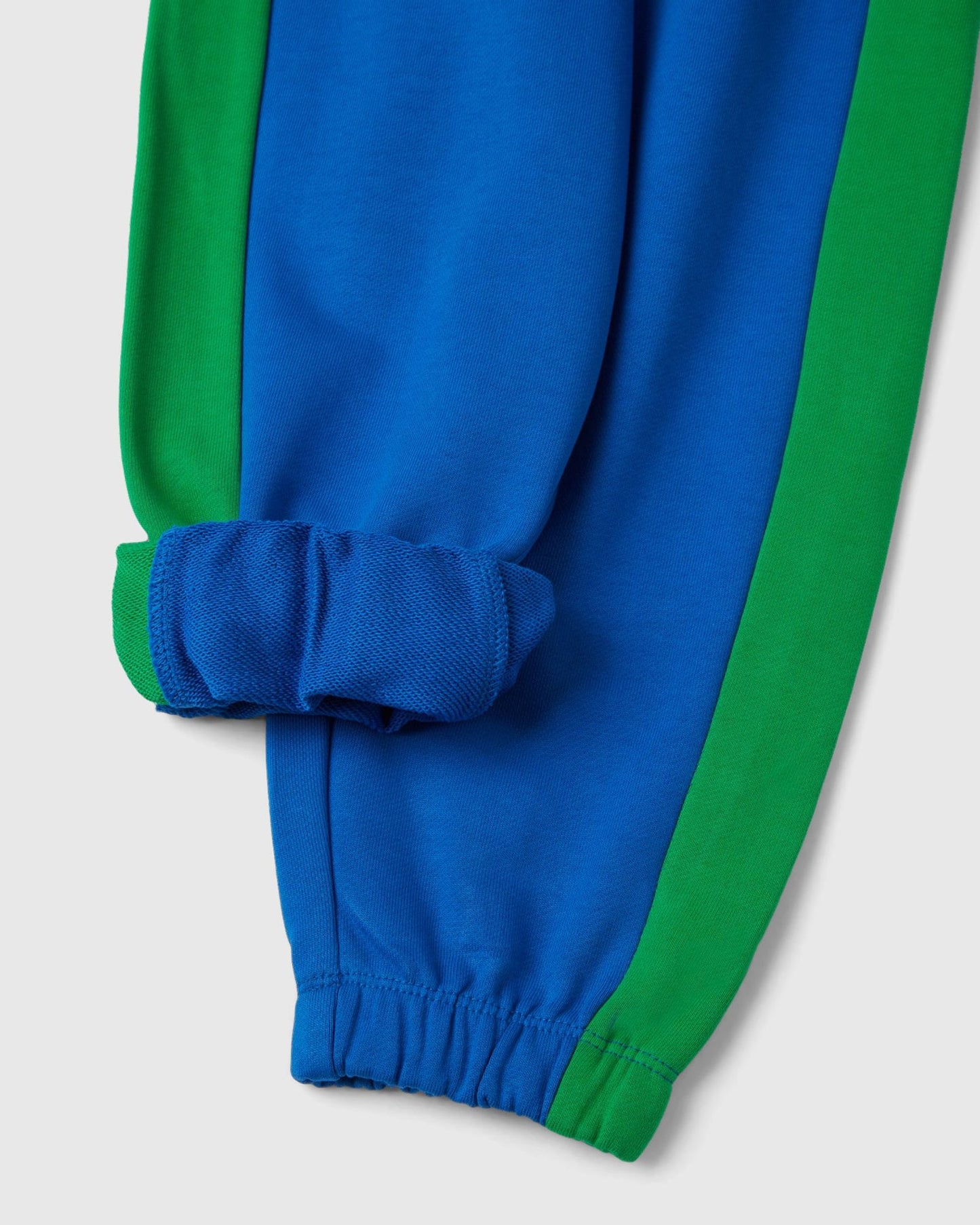 بنطلون رياضي مناسب للبالون مع أشرطة جانبية