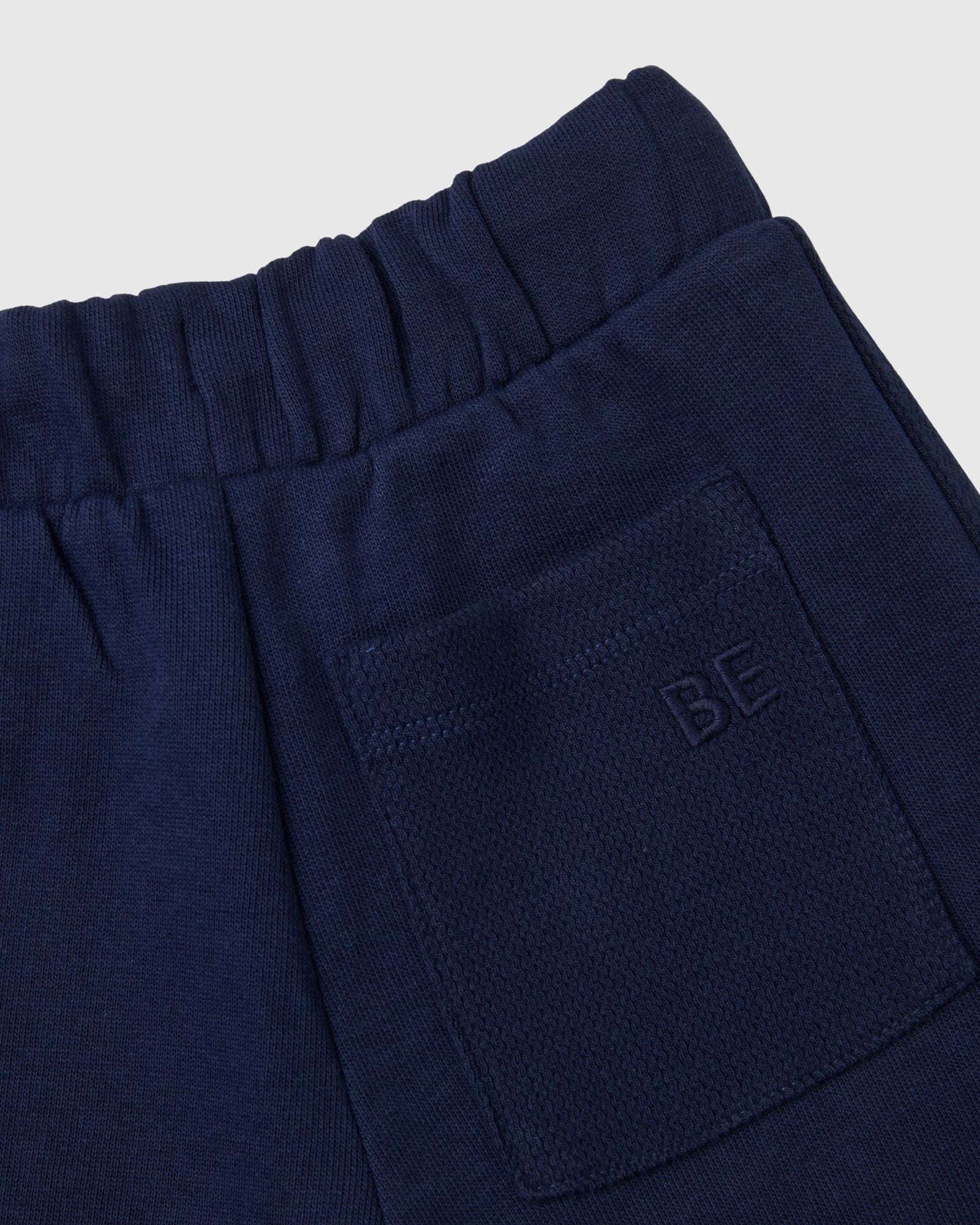 بنطلونات رياضية عادية