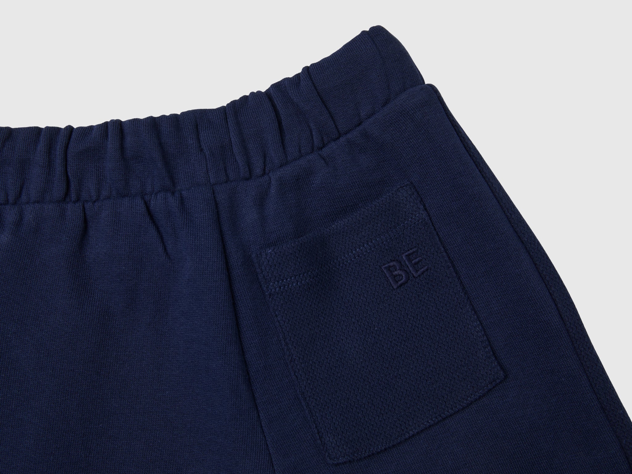 بنطلونات رياضية عادية