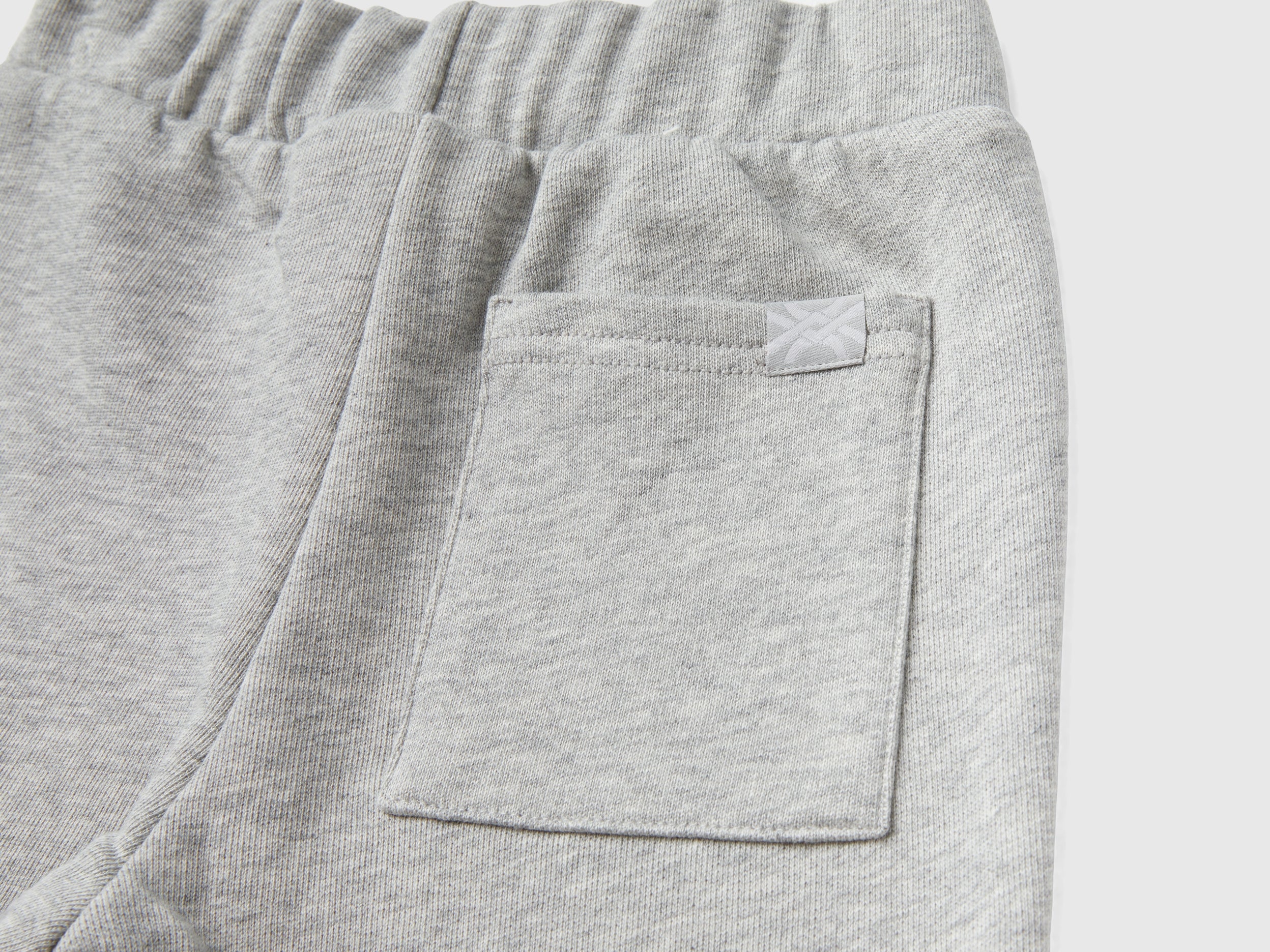 بدلة رياضية مع شعار