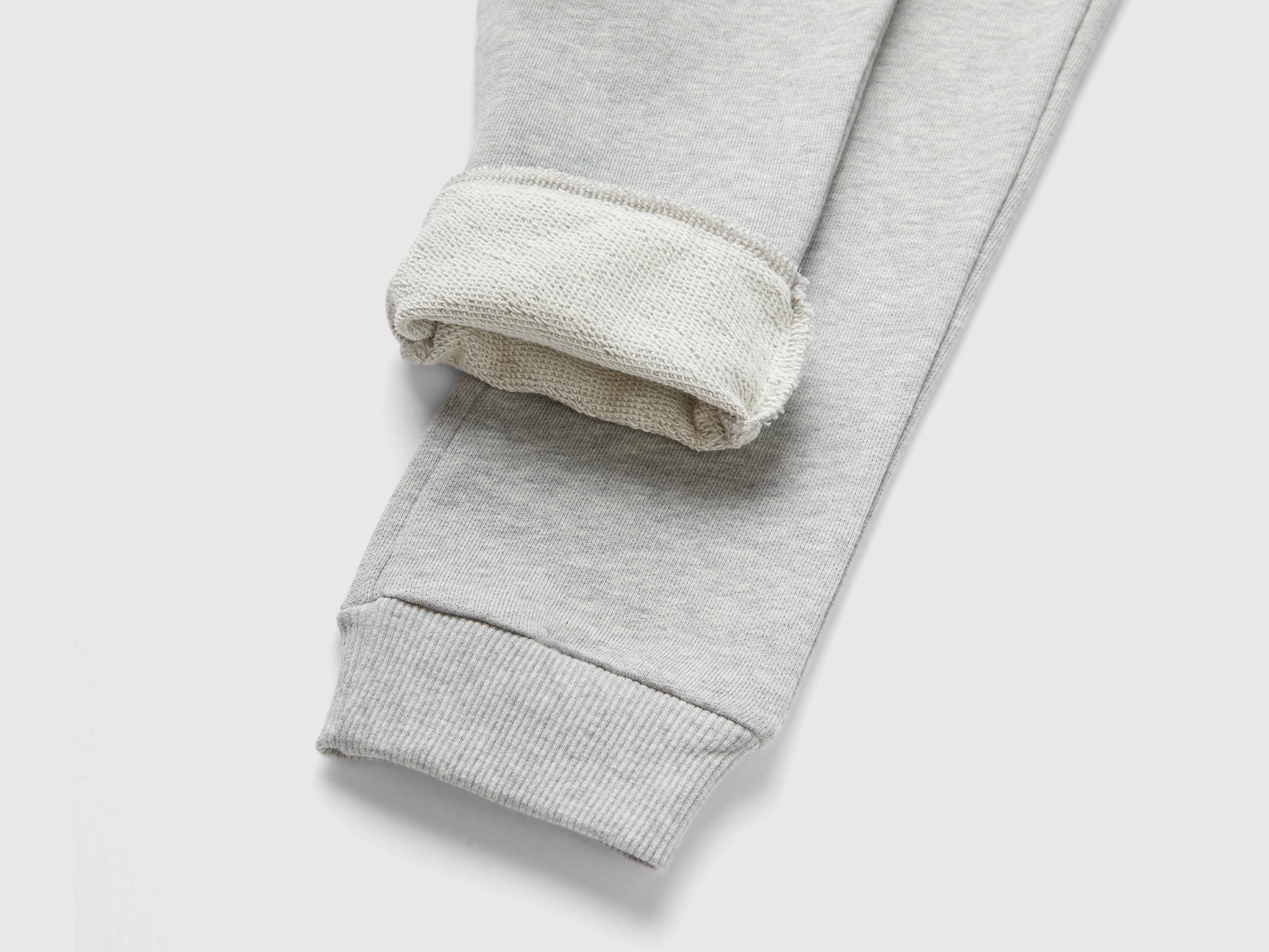 بدلة رياضية مع شعار