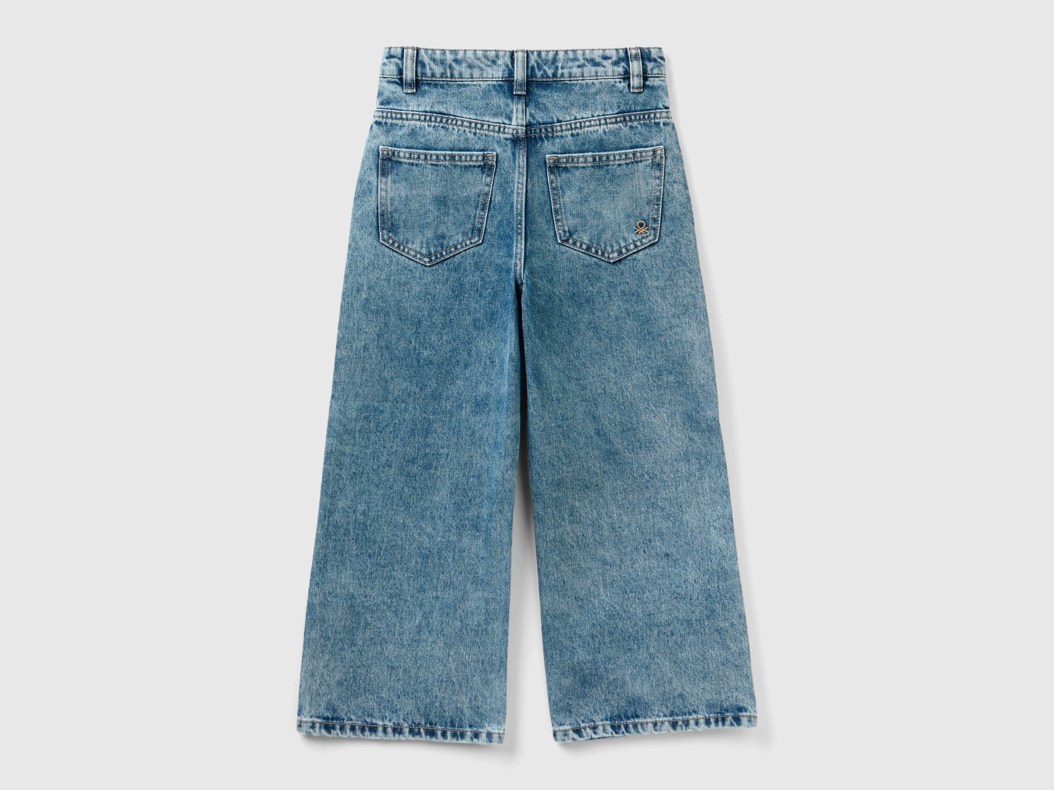 بنطال جينز واسع وخصر مرتفع