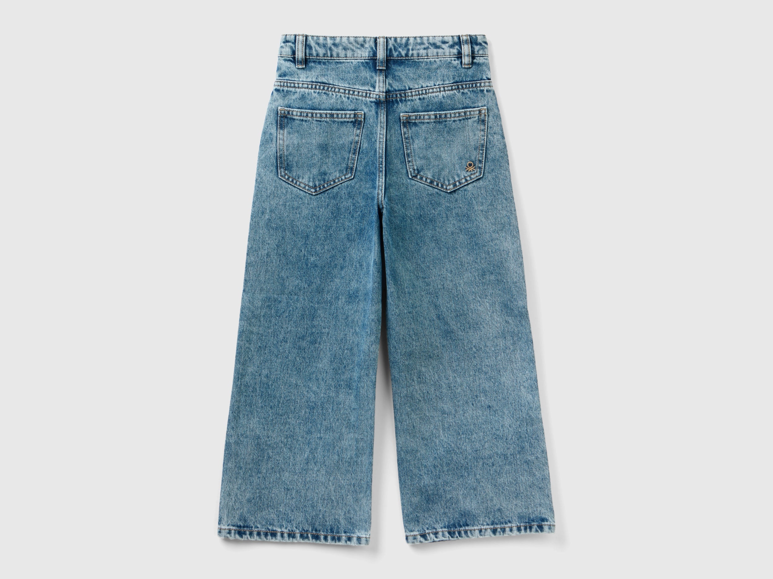 بنطال جينز واسع وخصر مرتفع