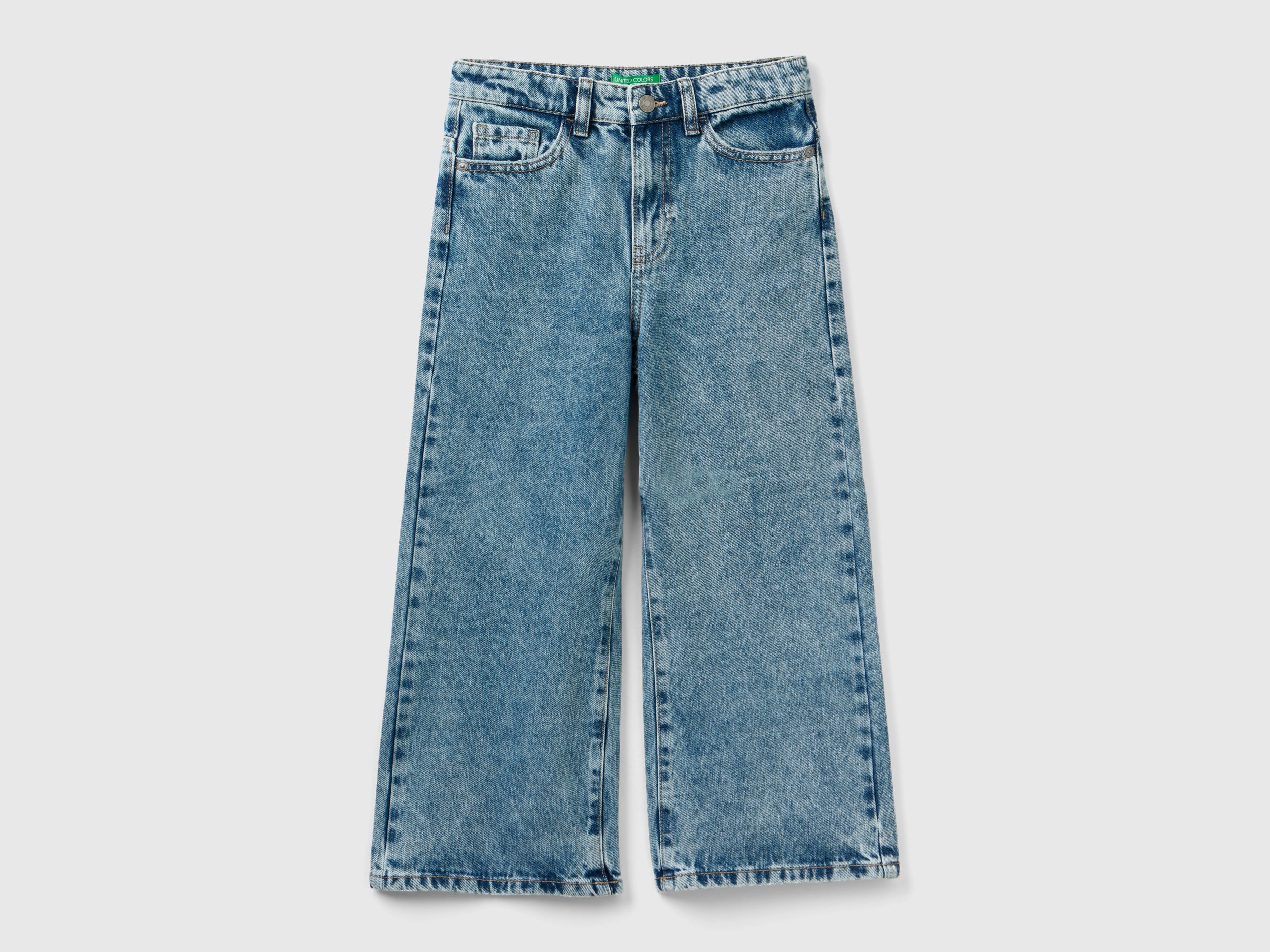 بنطال جينز واسع وخصر مرتفع