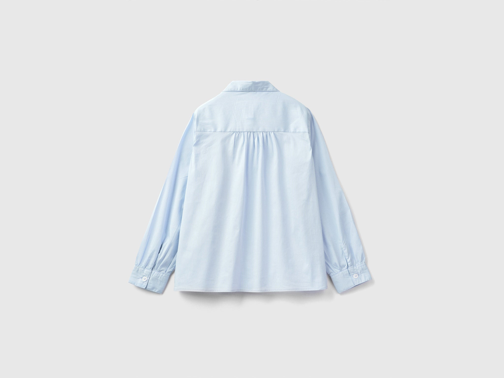 قميص مع ثنيات على النير