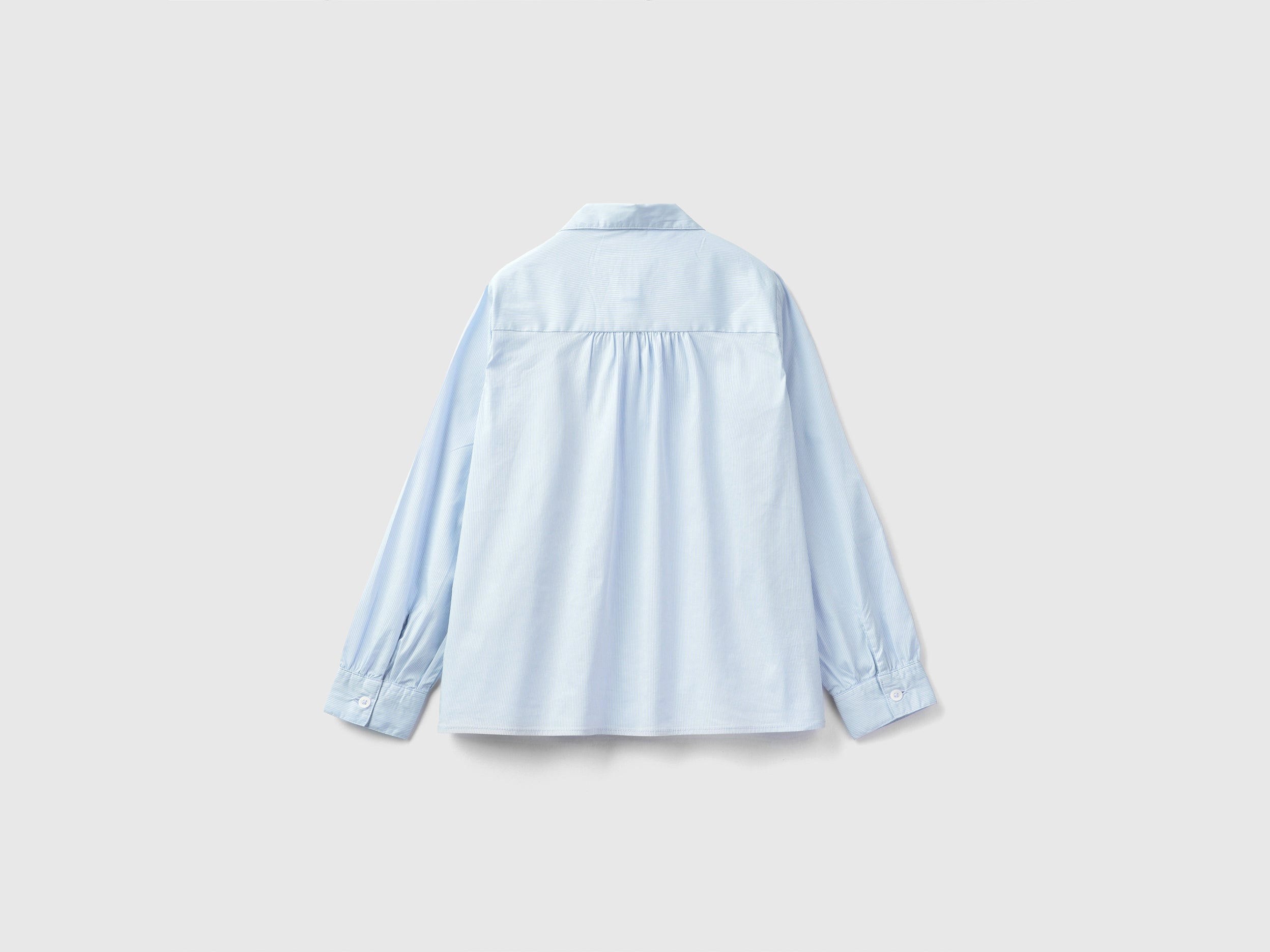 قميص مع ثنيات على النير