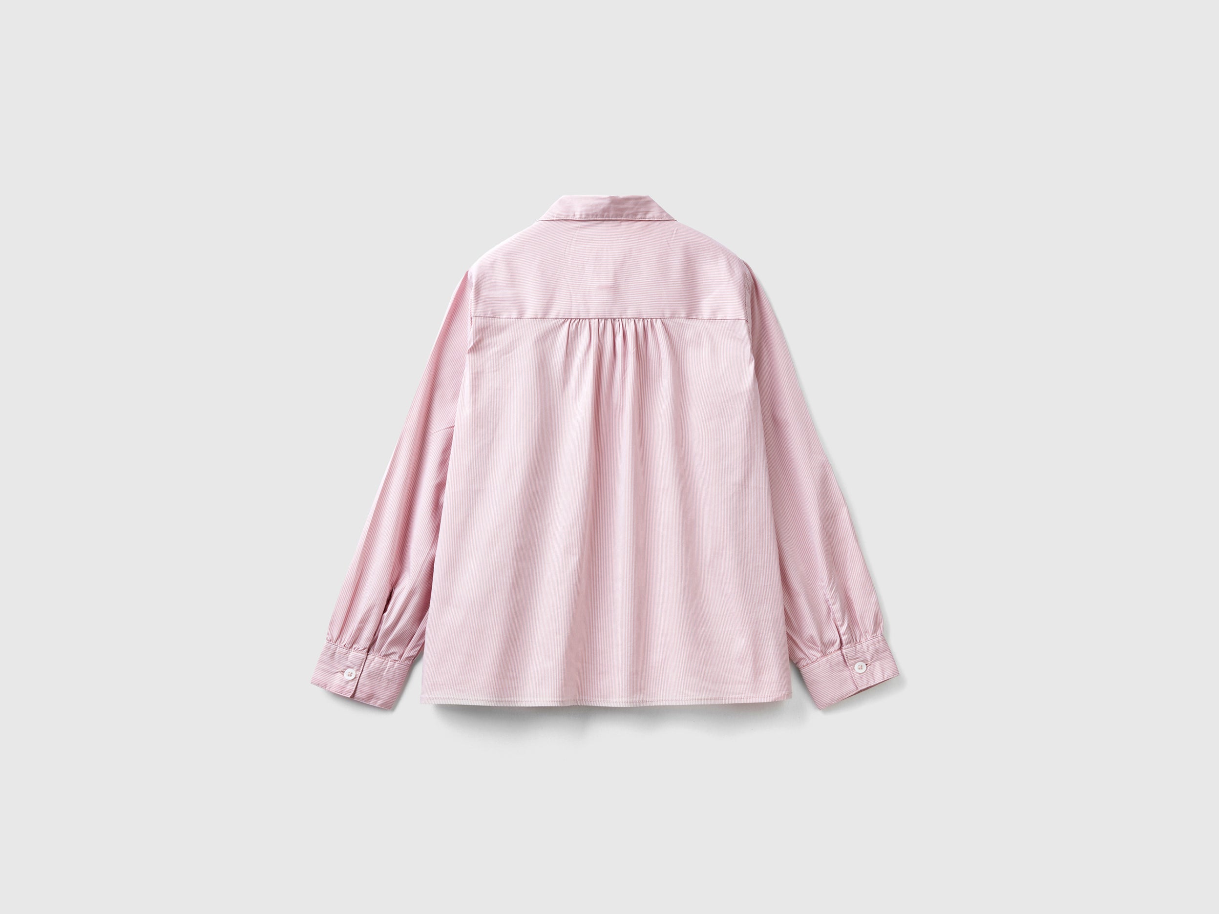 قميص مع ثنيات على النير