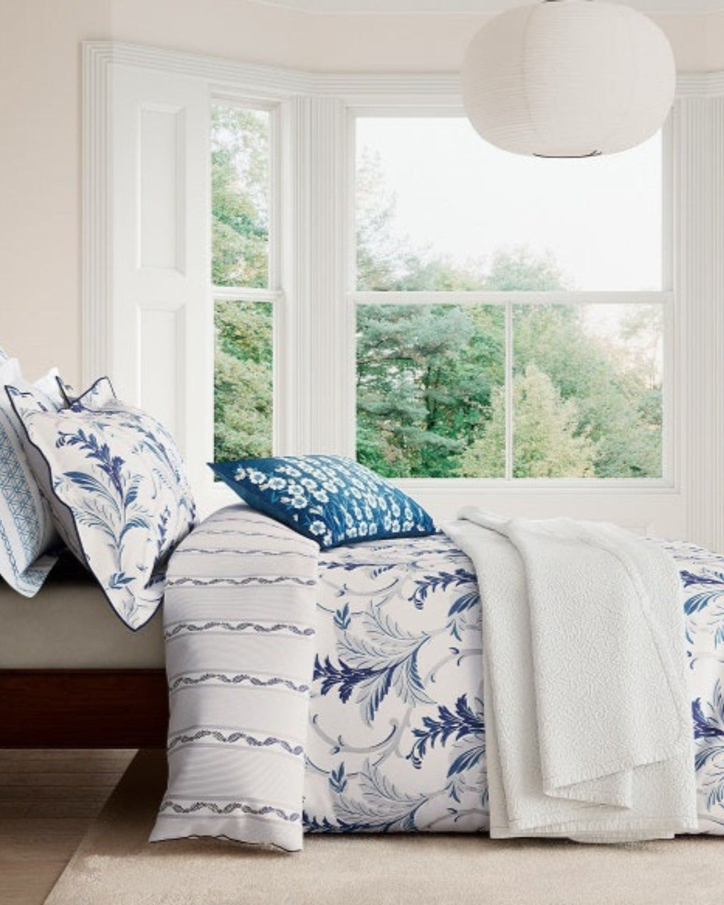 غطاء لحاف "باروك" من مجموعة V & A باللون الأزرق النيلي والأبيض