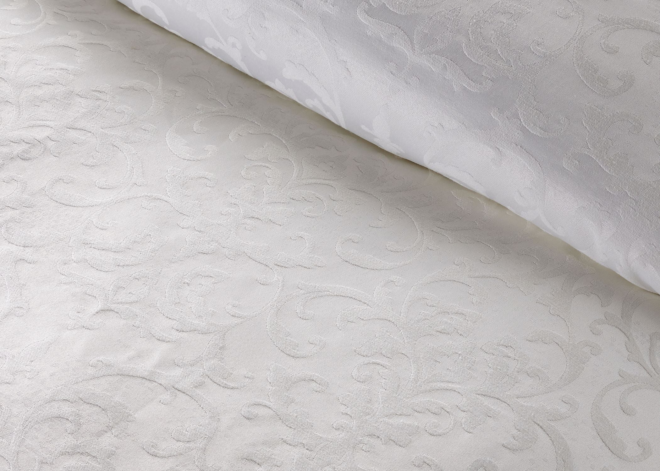 طقم لحاف جاكار "فينيس" من كريستي، ١١ قطعة، باللون الأبيض