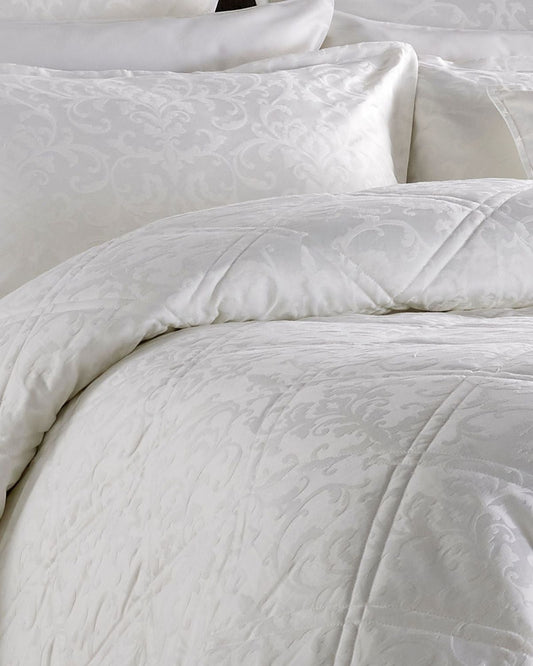 طقم أغطية سرير جاكار "فينيس" من كريستي باللون الأبيض