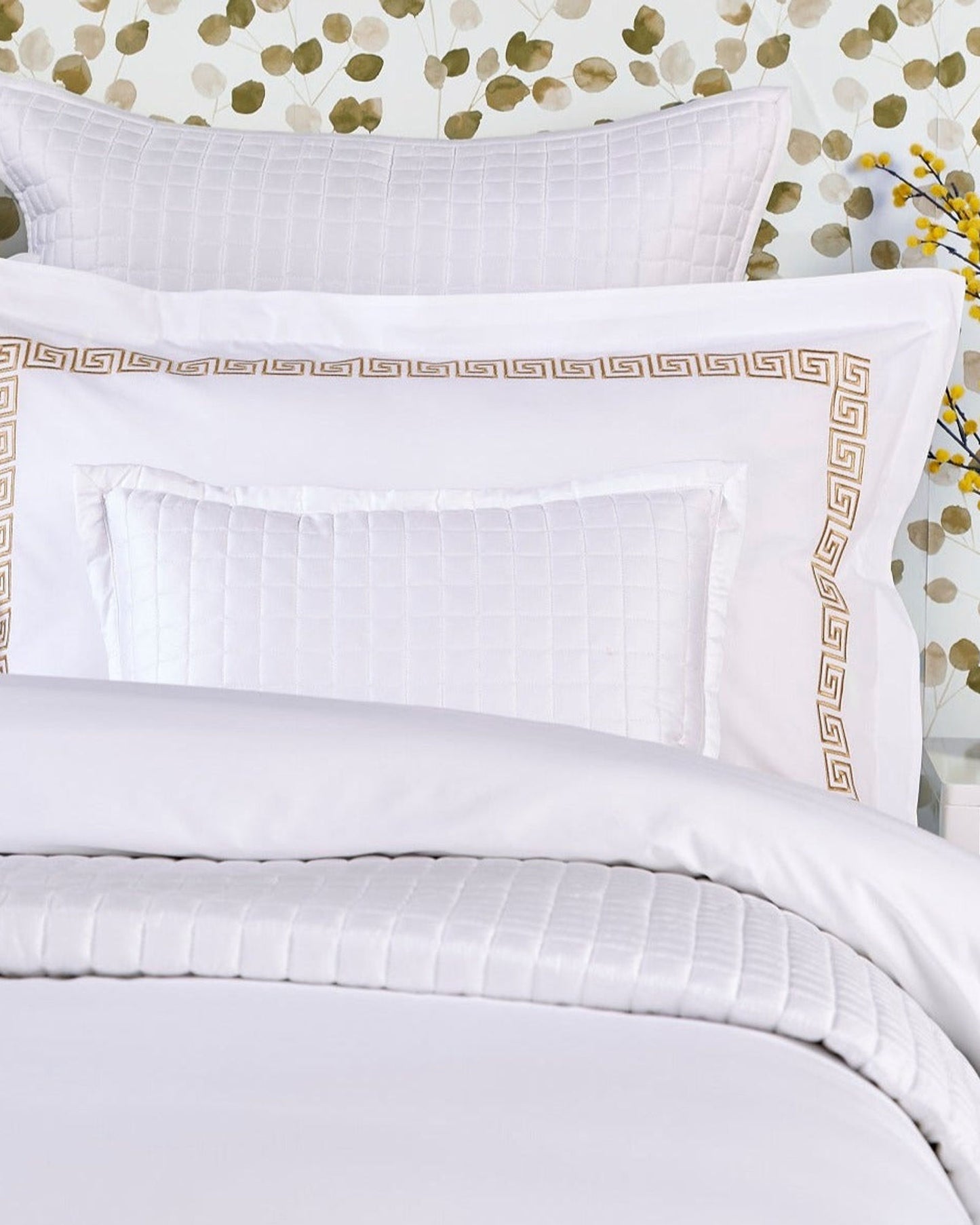 طقم أغطية لحاف كريستي "فيرينا" - أبيض مع تطريز ذهبي
