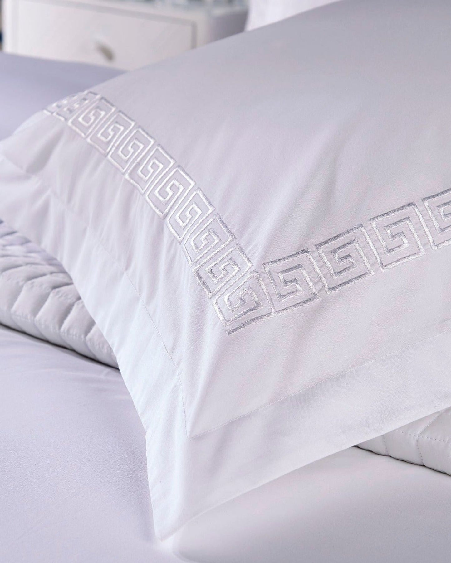 طقم أغطية لحاف كريستي "فيرينا" بتطريز أبيض