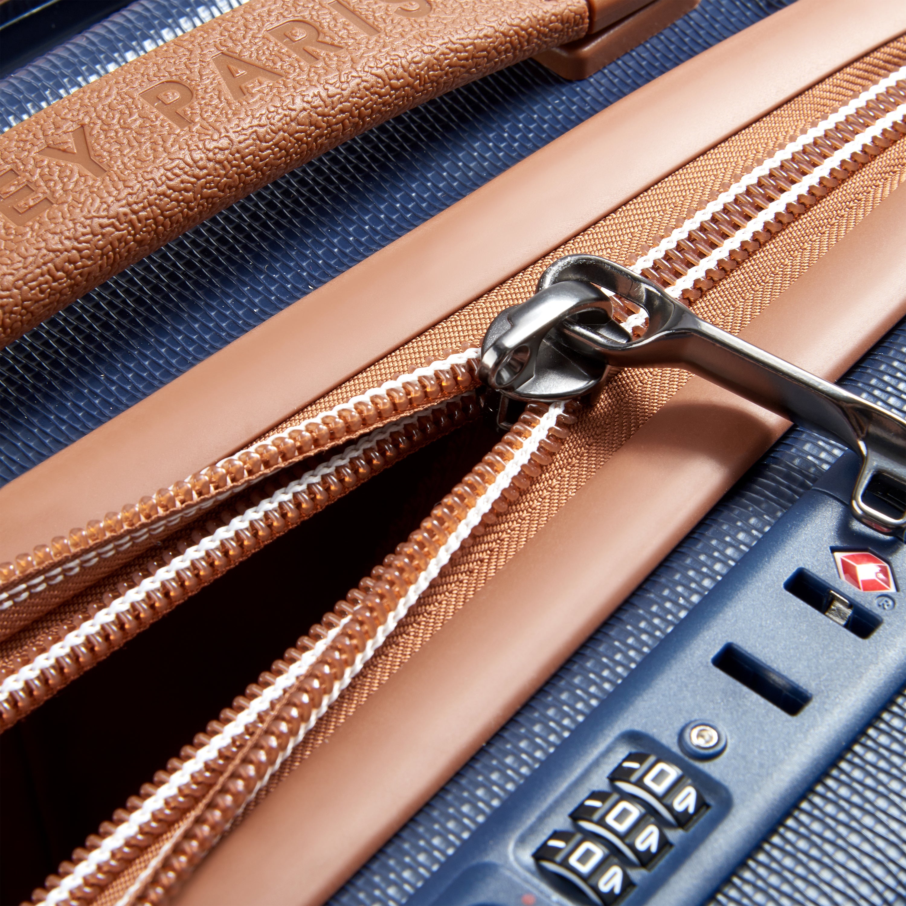 حقيبة سفر ديلسي باريس شاتليه إير ٢.٠ صلبة غير قابلة للتمدد بأربع عجلات مزدوجة