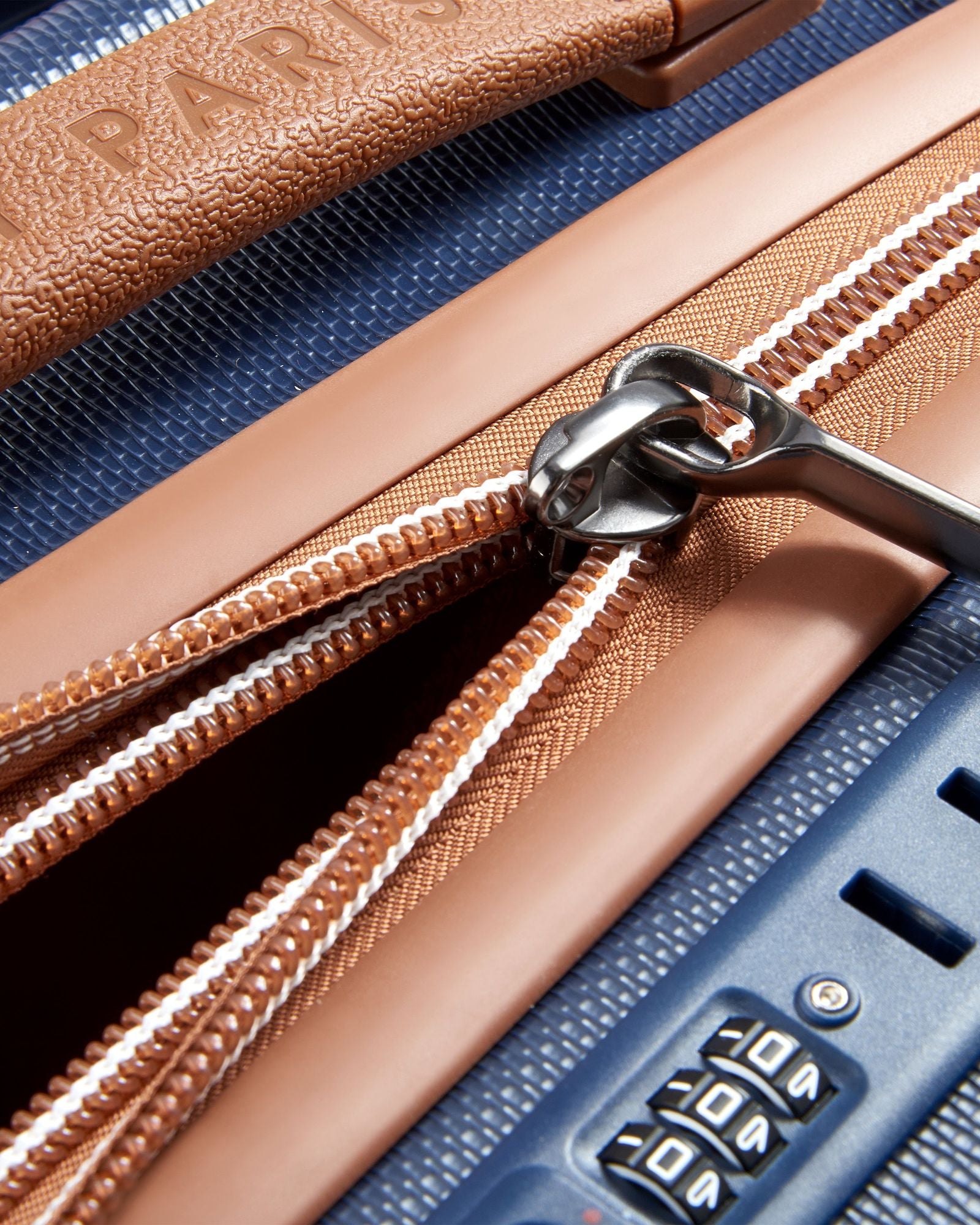 حقيبة سفر ديلسي باريس شاتليه إير ٢.٠ صلبة غير قابلة للتمدد بأربع عجلات مزدوجة