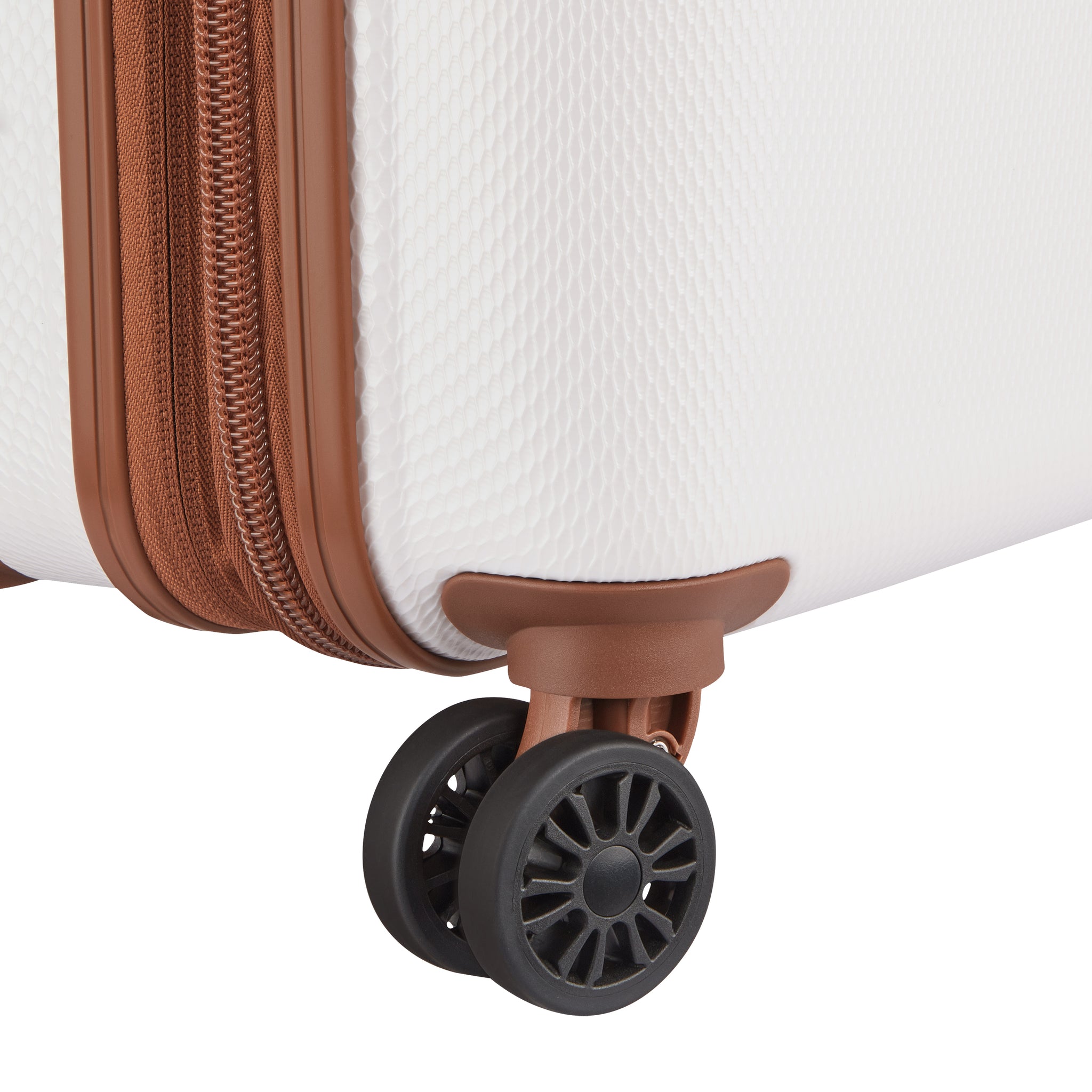 حقيبة سفر قابلة للتمدد من سلسلة FLANERIE SE من Delsey Paris مزودة بأربع عجلات مزدوجة