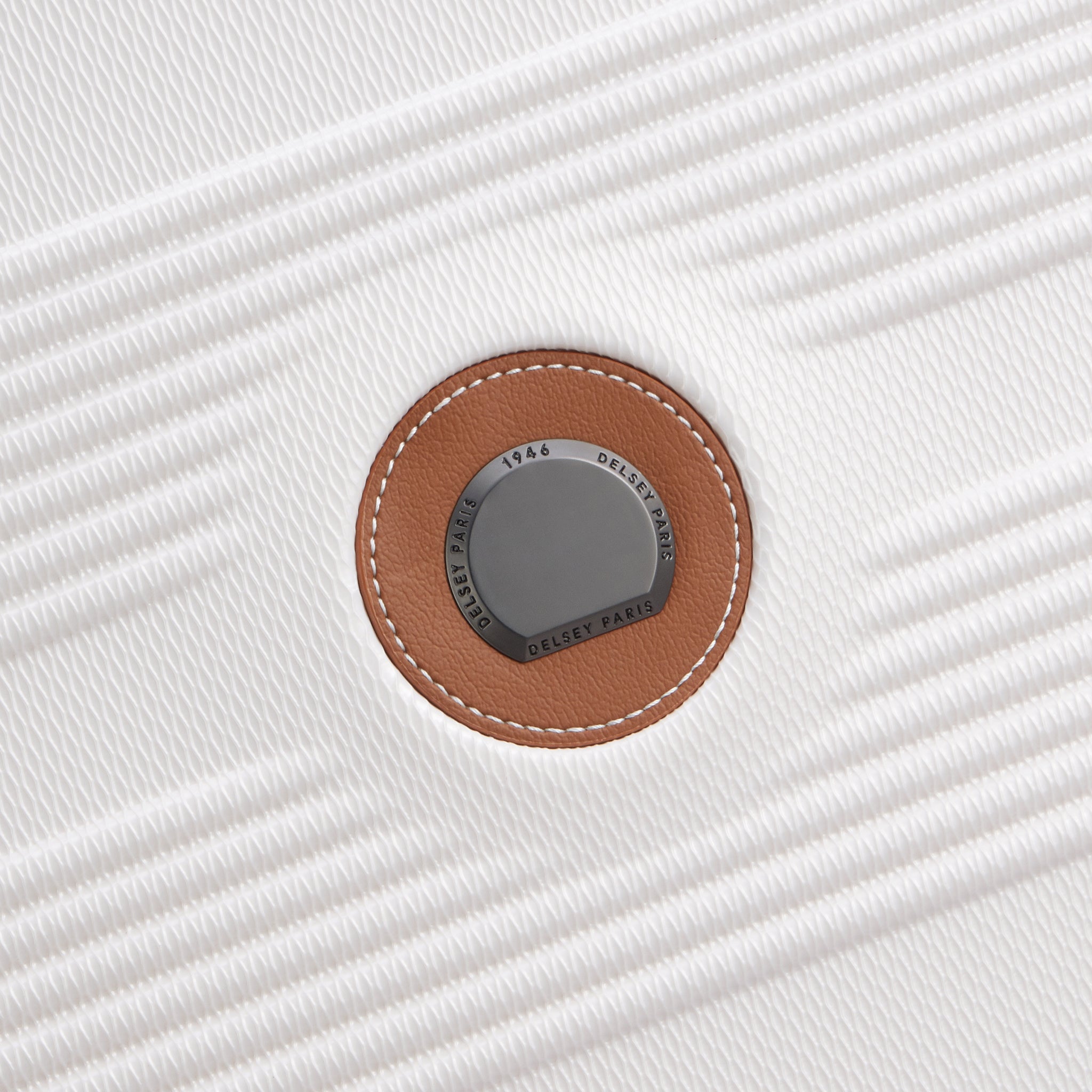 حقيبة سفر قابلة للتمدد من سلسلة FLANERIE SE من Delsey Paris مزودة بأربع عجلات مزدوجة