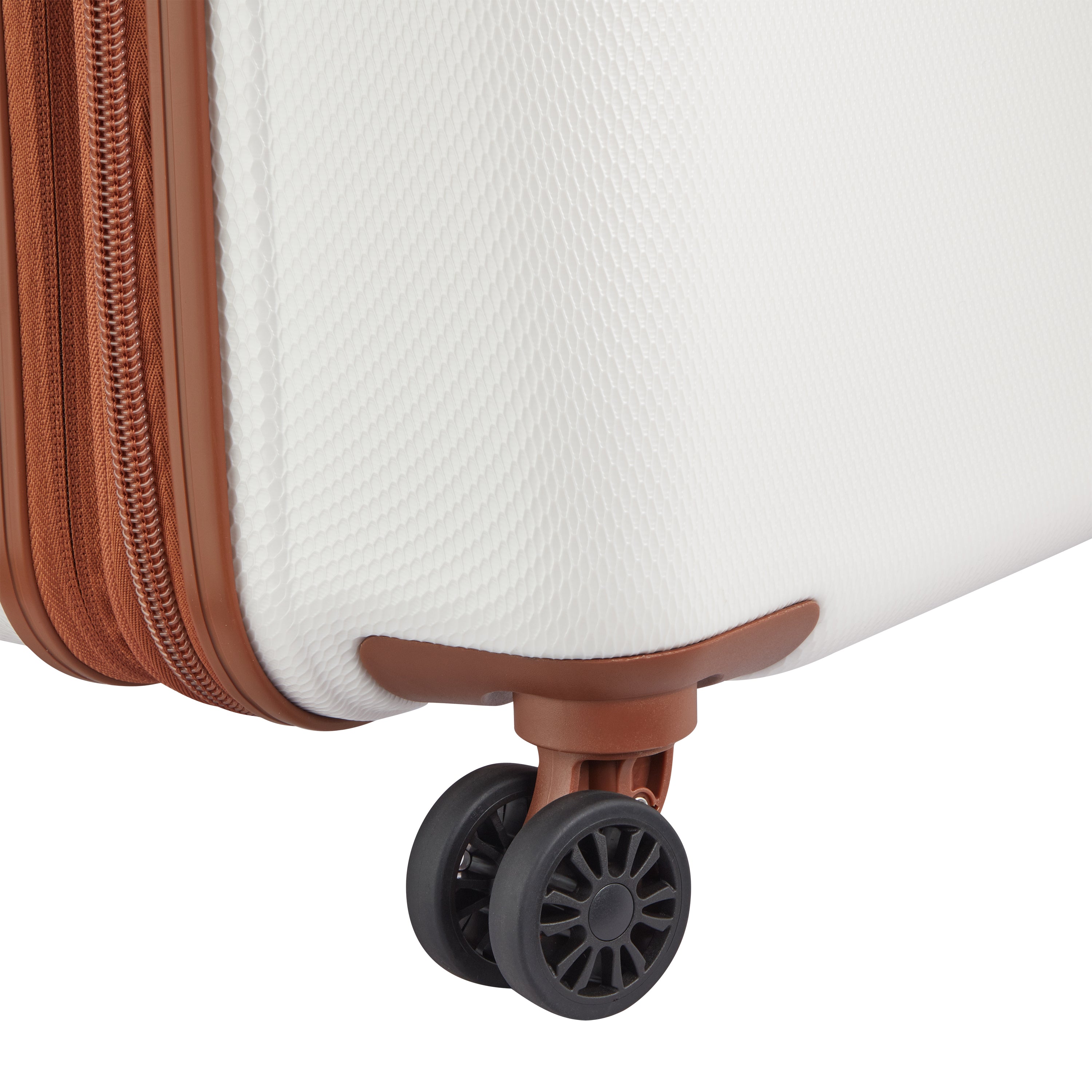 حقيبة سفر قابلة للتمدد من سلسلة FLANERIE SE من Delsey Paris مزودة بأربع عجلات مزدوجة