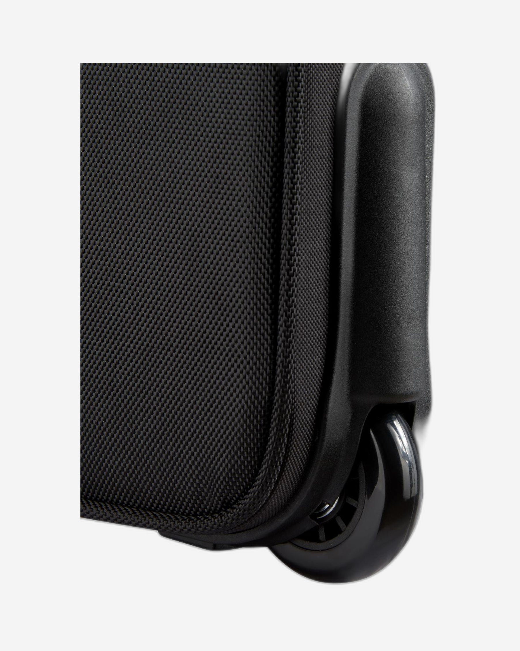 حقيبة ديلسي باريس بارفيس بلس بعجلتين لحمل أجهزة الكمبيوتر المحمولة - لون أسود