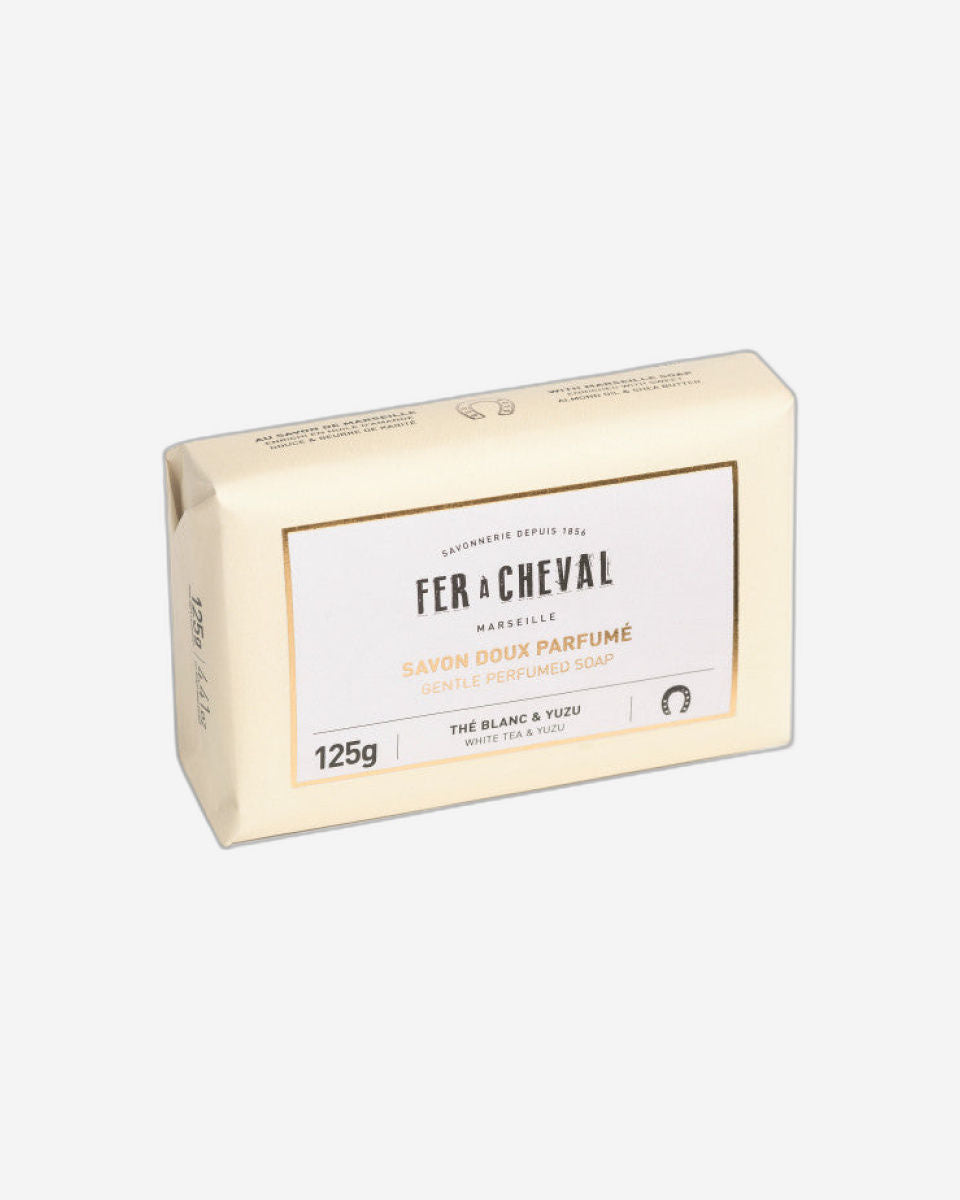 صابون معطر لطيف من Fer A Cheval "Savon Doux Parfumé" - الشاي الأبيض واليوزو