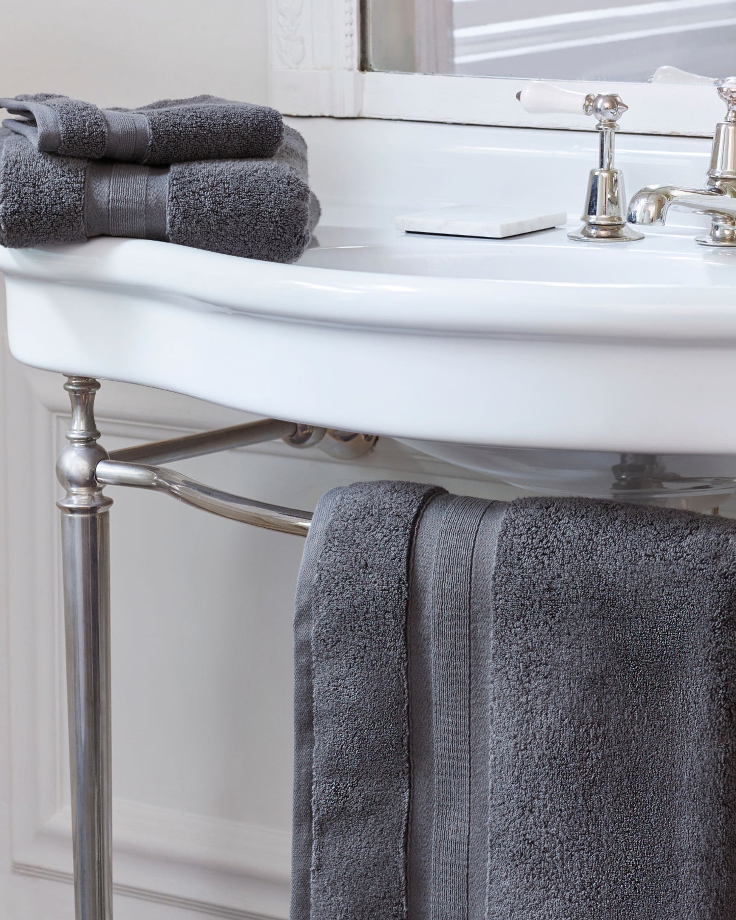 مناشف حمام "زيرو تويست قطنية" من جاسبر كونران، لون فحمي